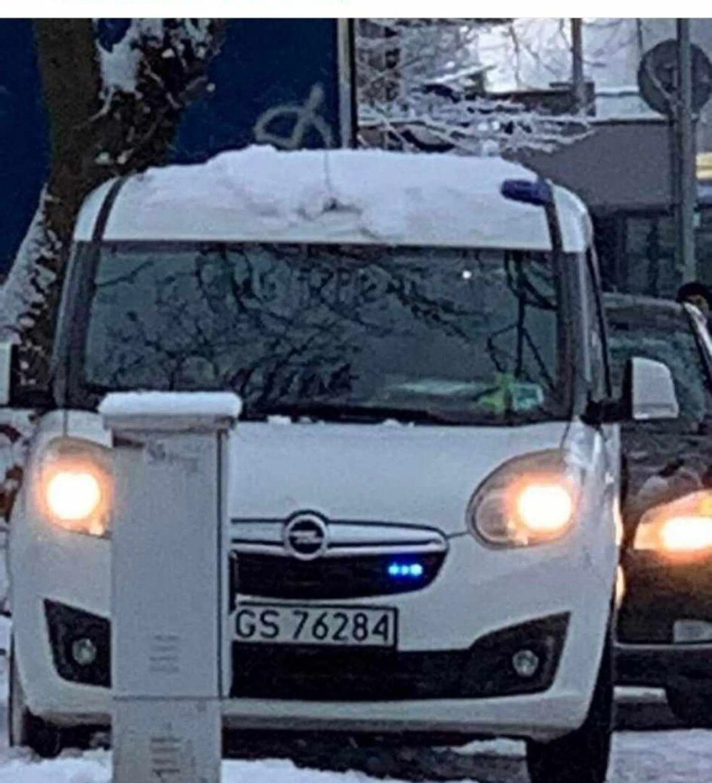 Nieoznakowany radiowóz