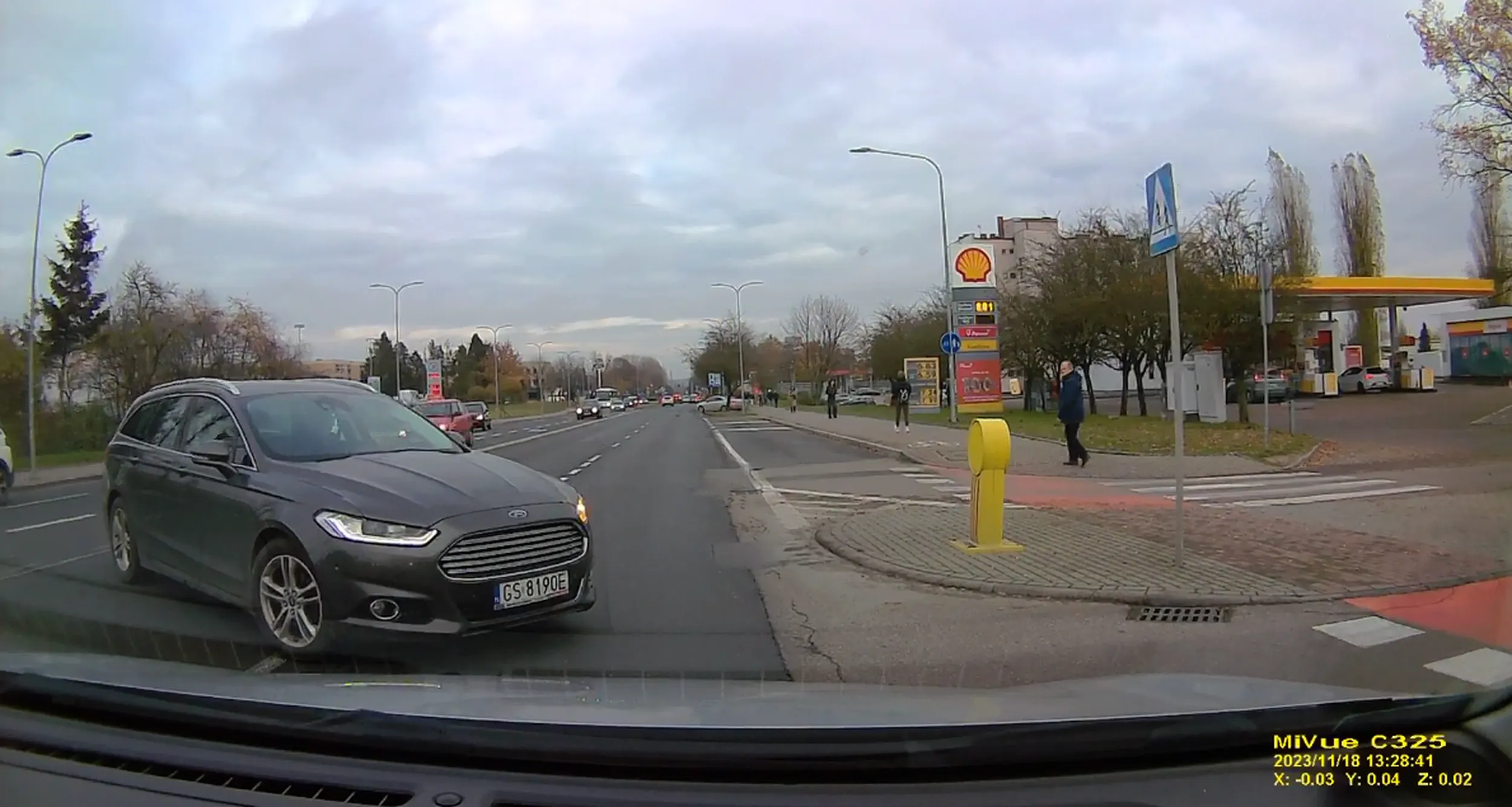 Pan z Mondeo wymusza, mimo mojego zielonego światła od dobrych 3 sekund - zero skruchy, przepraszam, kłóci się i ma bardzo słabe argumenty. Zgłaszam na stop-agresjidrogowej, bo popełnić błąd może każdy, ale trzeba mieć odwagę się przyznać