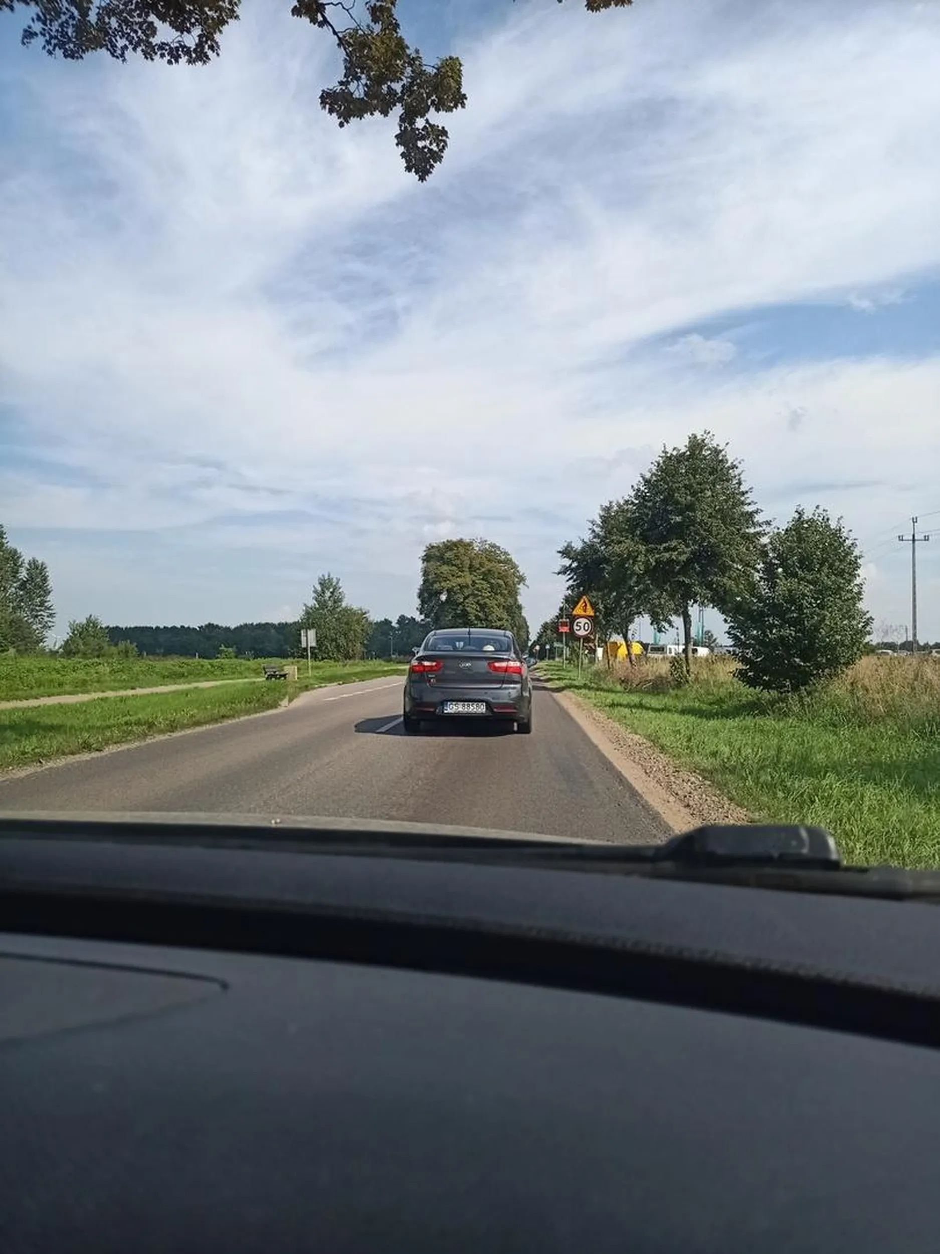 Jeździ środkiem drogi i specjalnie hamuje przed maską!!!