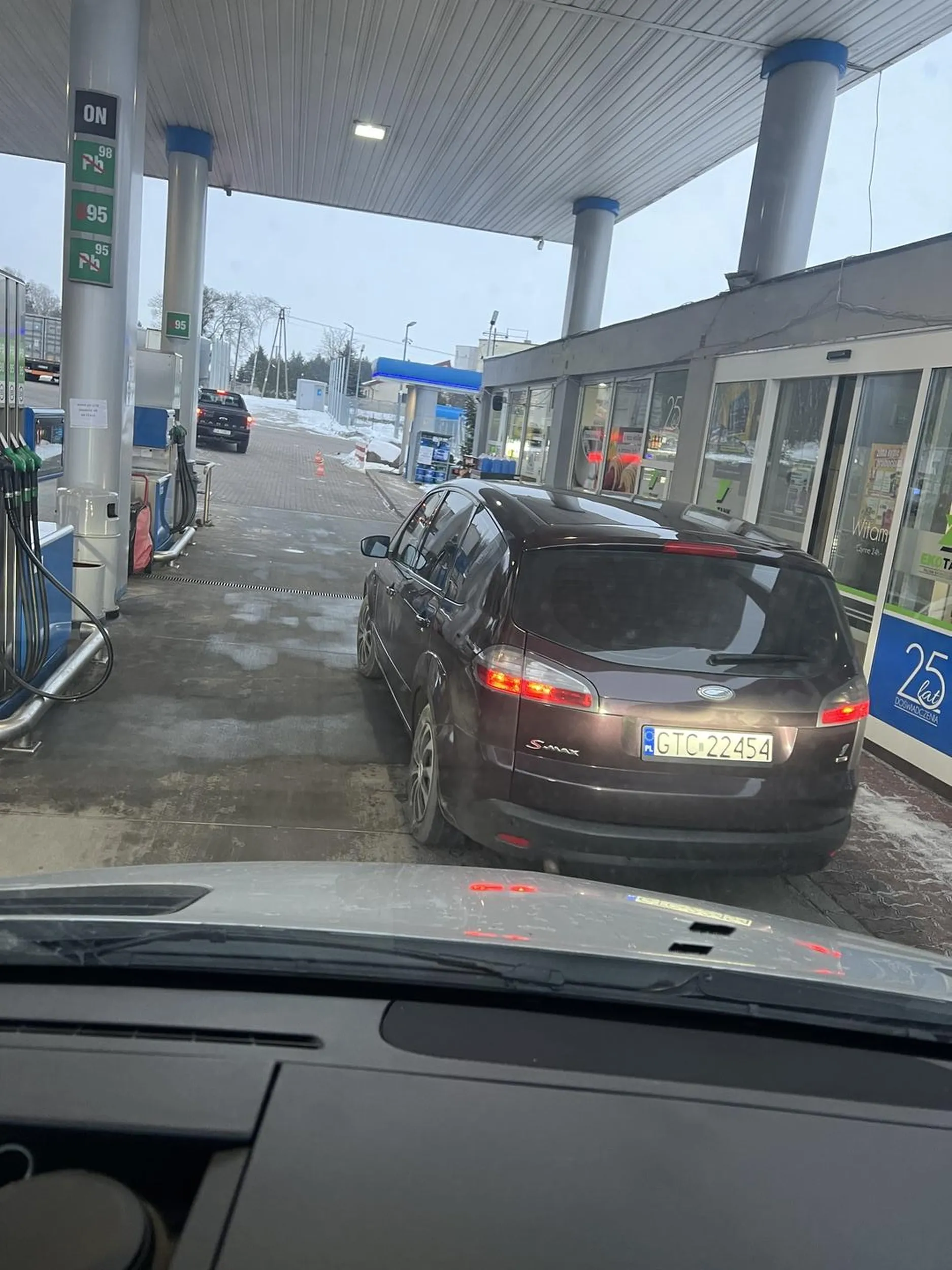 Nie tankujesz paliwa to zjedź na parking a nie blokujesz dystrybutor.