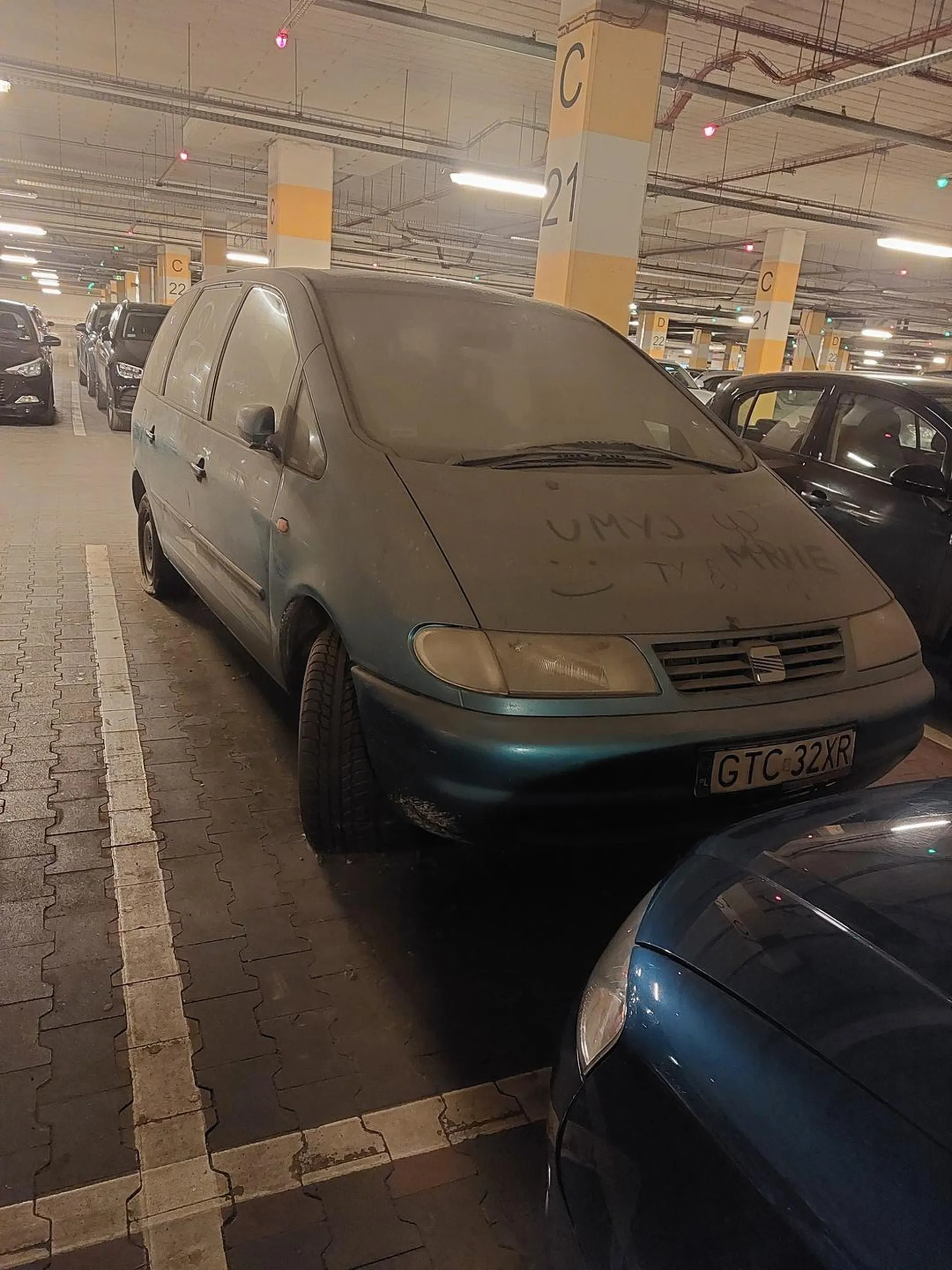 Porzucony samochód na parkingu galerii Bronowice.