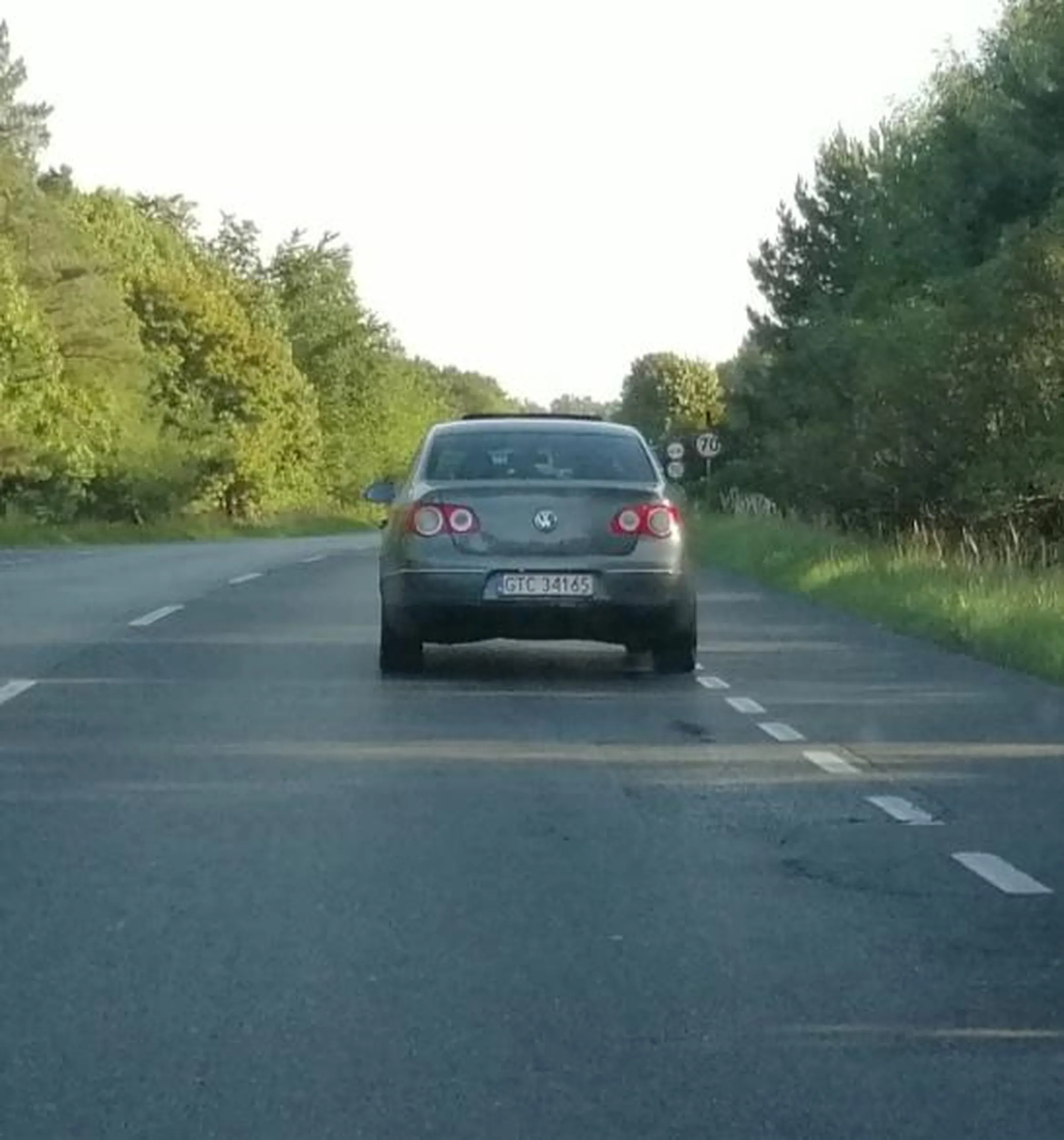 Cwaniak. Specjalnie zostawiłem miejsce przy przejeździe kolejowym i czekałem na zielone światło, ale kierowca auta i tak musiał to wykorzystać i wjechać przede mnie, mimo że inni kierowcy czekali na swoją kolej.