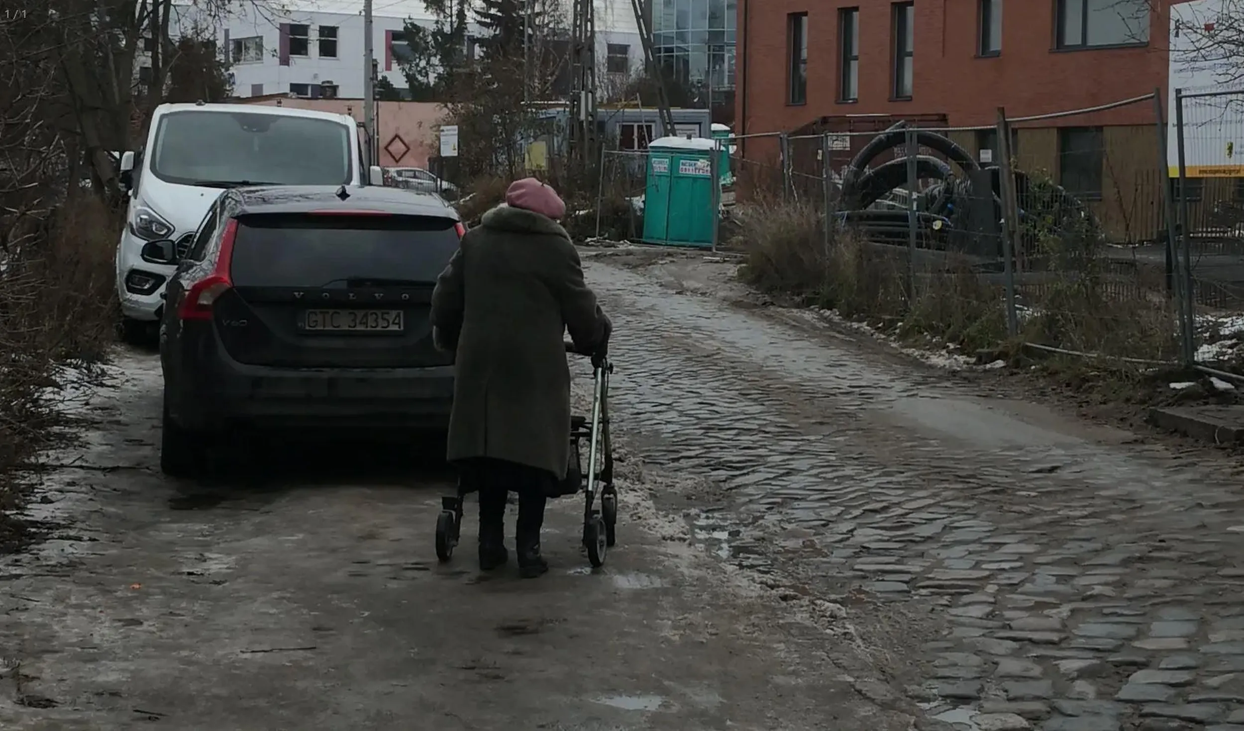 Parkowanie na gdańskim chodniku