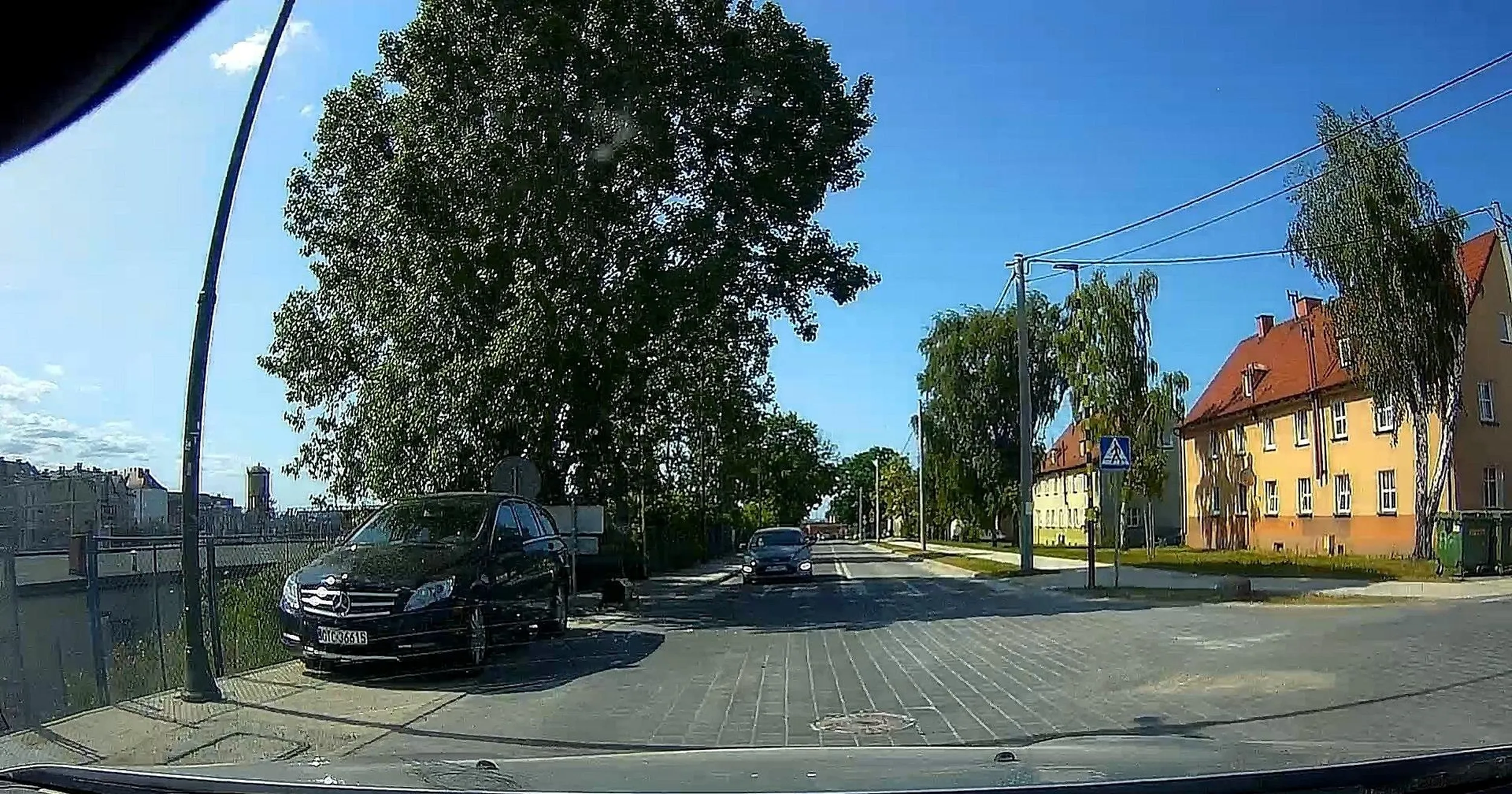 Notorycznie parkuje na chodniku przy skrzyżowaniu, bo ciężko mu się wtoczyć do swojego sklepiku. Z tego miejsca ma jakieś 15 metrów, z normalnego parkingu miałby 25 metrów, ale jest zbyt tępy, żeby zrozumieć, że tu blokuje chodnik i widoczność w pobliżu przejścia dla pieszych.