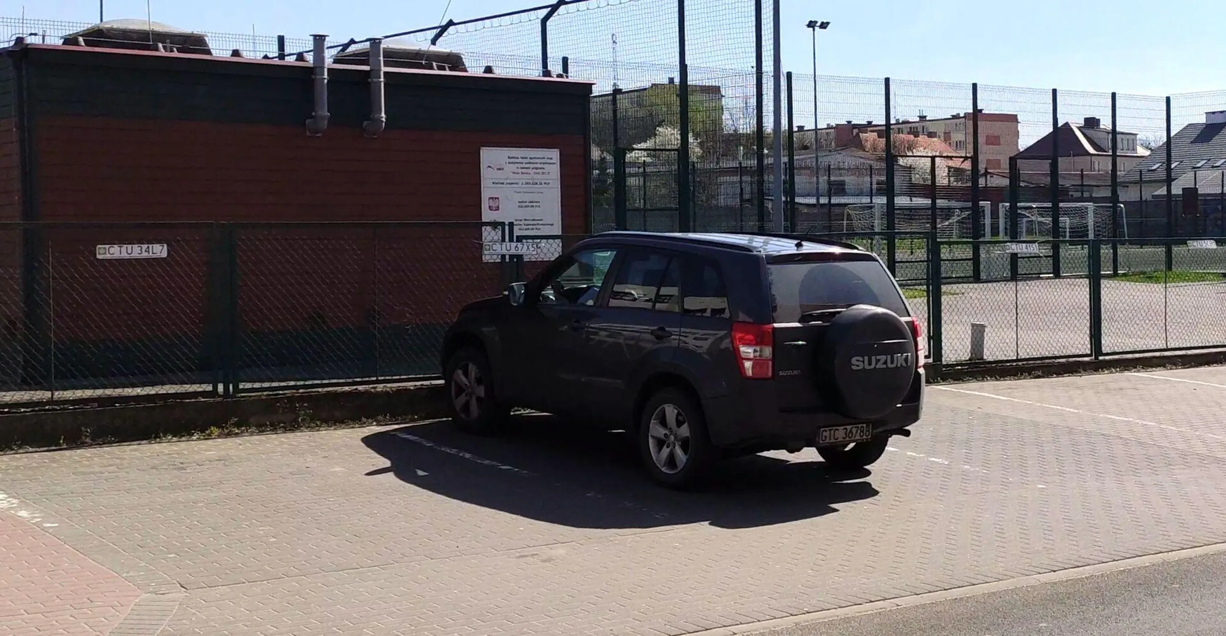 Bez mózg blokuje mi miejsce parkingowe. UWAGA