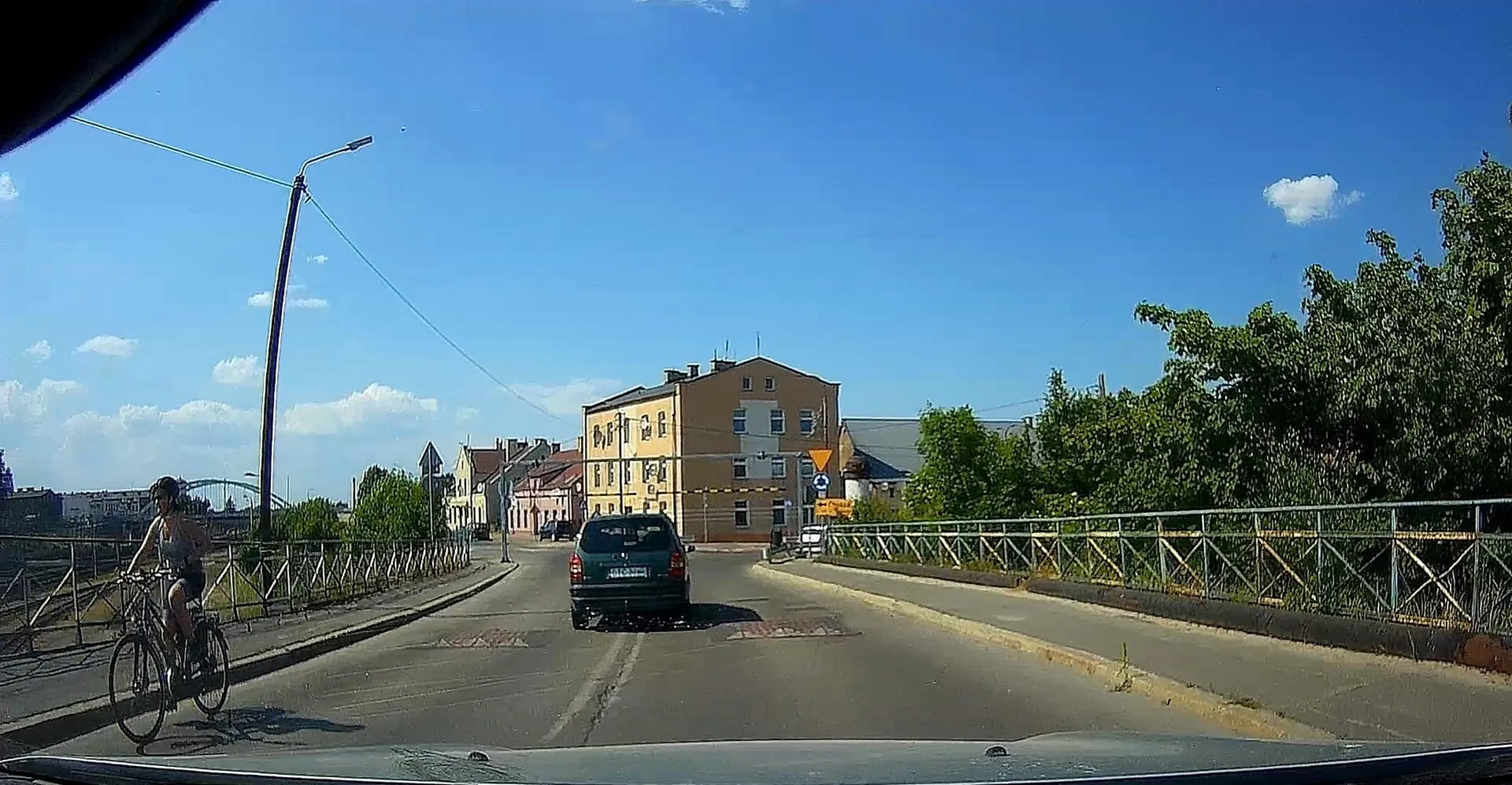 Omija garby środkiem na podwójnej ciągłej