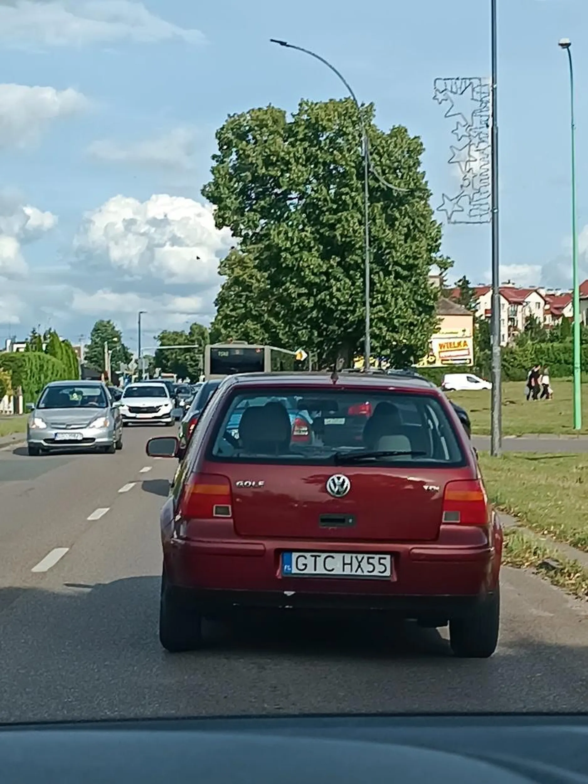 Miła Pani wyrzuca papierosy przez okno, bo przecież nie da się do śmietnika:)
