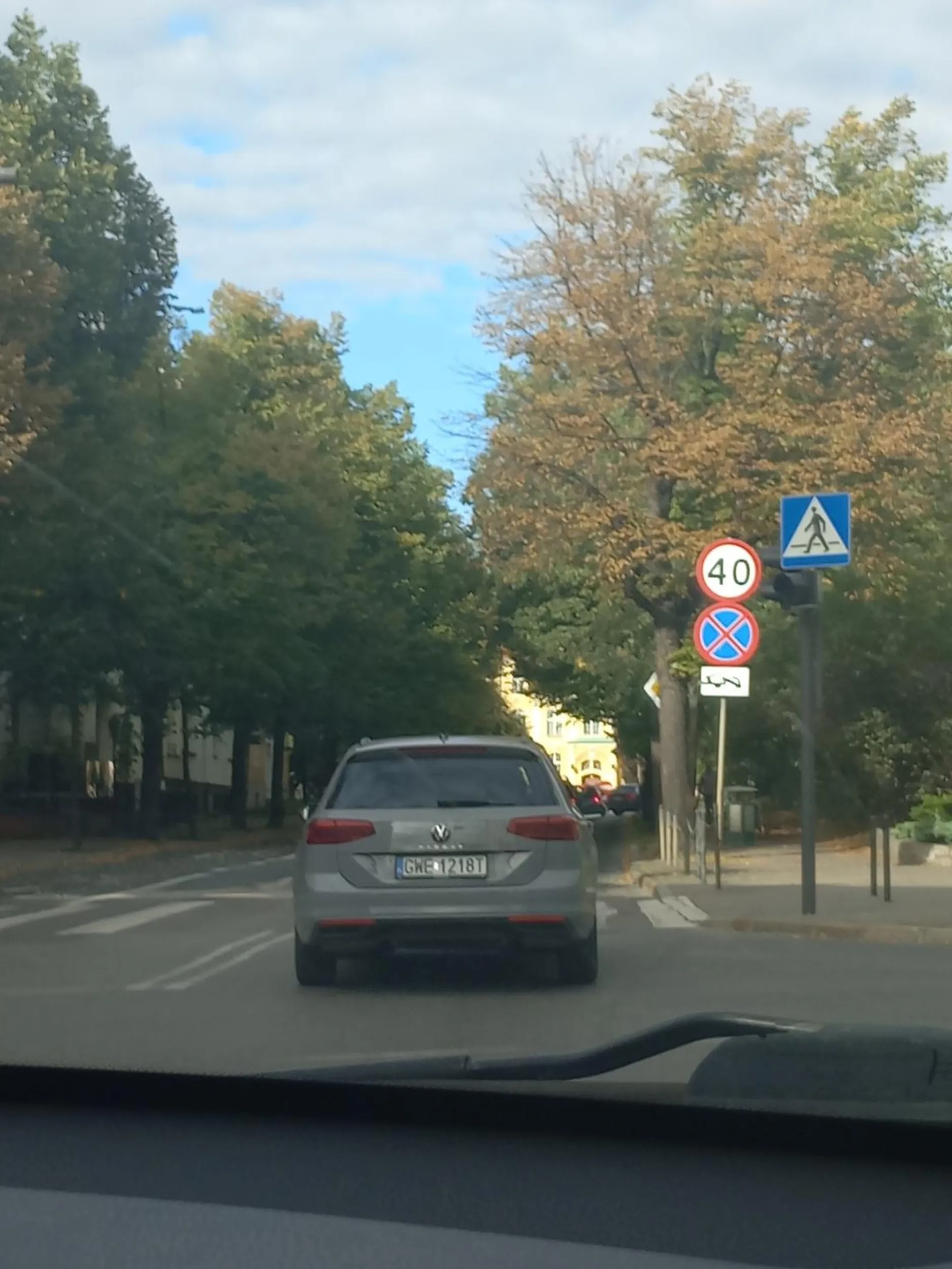 Dramat. Pojeb jedzie przez ponad 50 m pasem dla busów po czym wpier.... się przed maskę i udaje, jakby klaksfon nie był na niego. Dupek