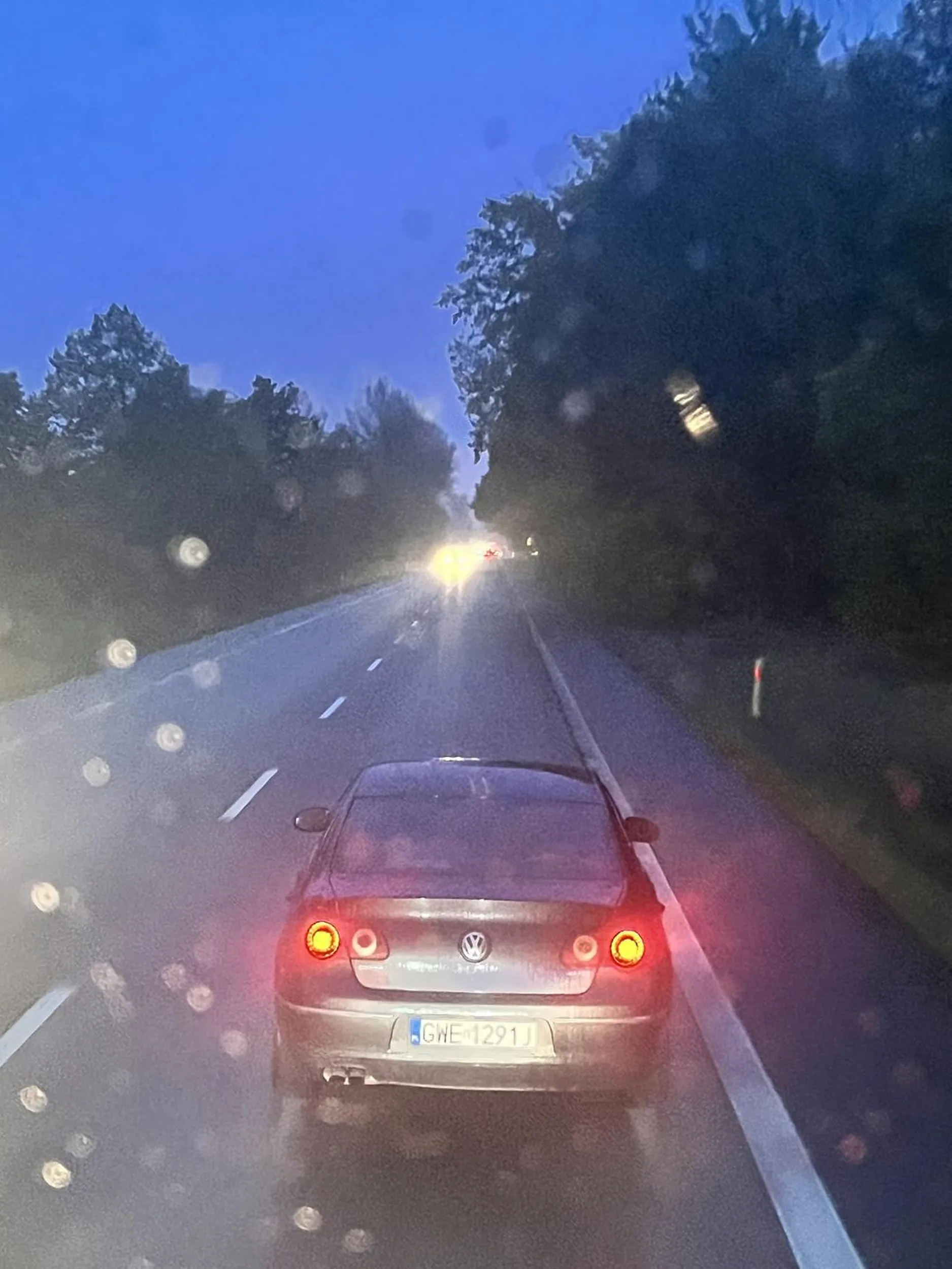 Jedzie 40 km/h hamuje przed maska stwarza żargonie w ruchu gdy chcesz wyprzedzić przyszpiesza po czym znów hamuje