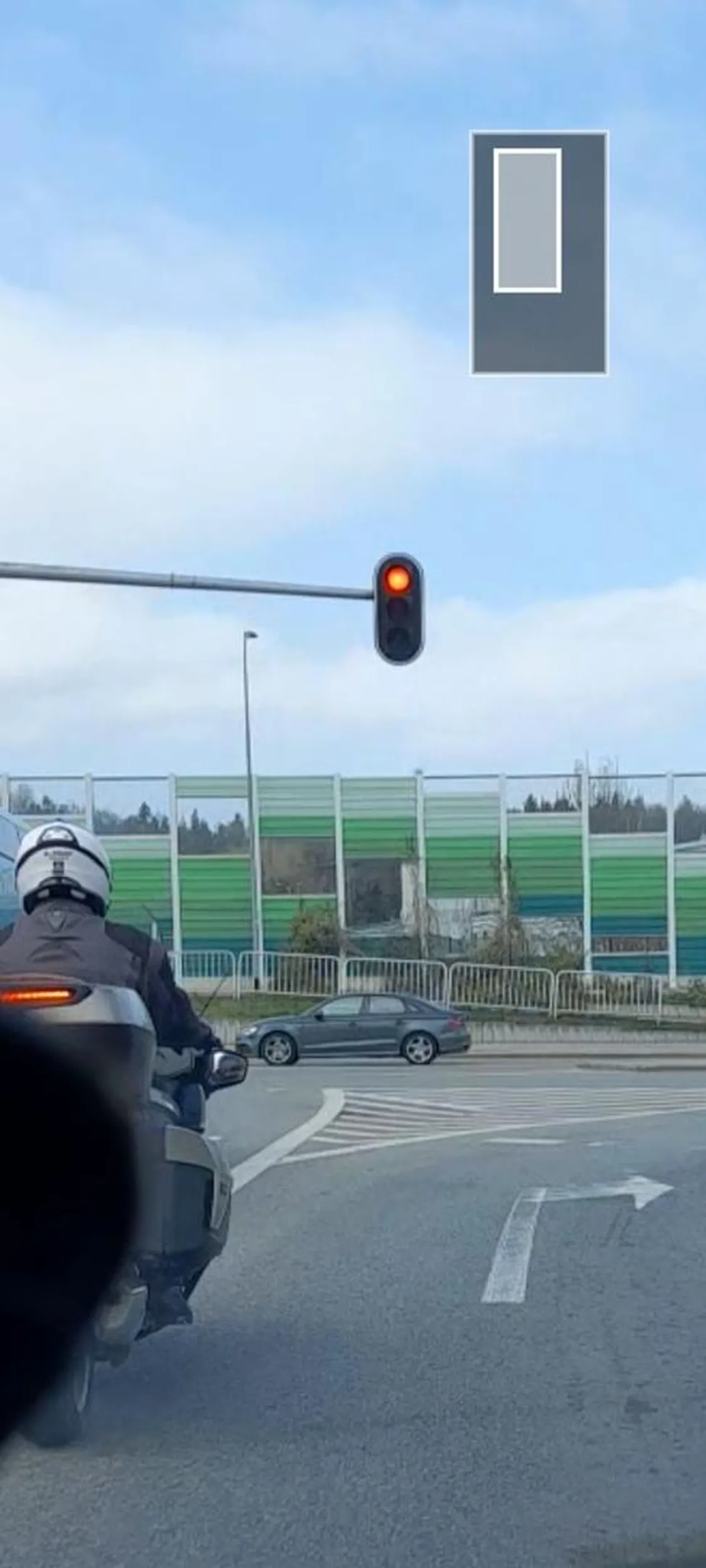 Z pasa skrętu w lewo jedzie sobie w prawo