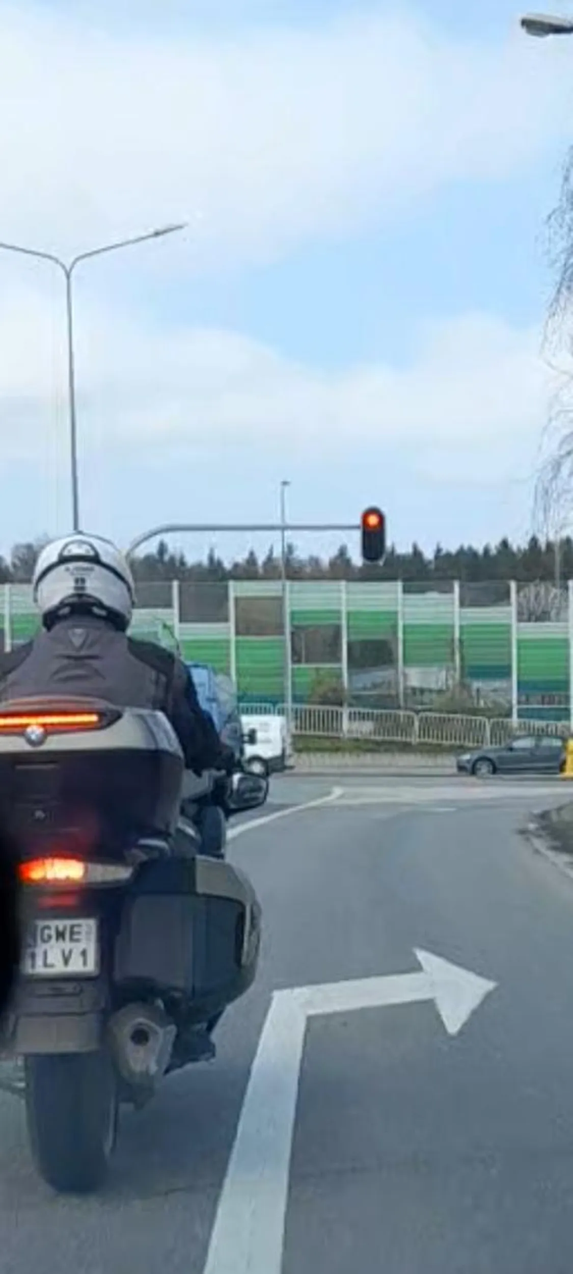 Z pasa skrętu w lewo jedzie sobie w prawo