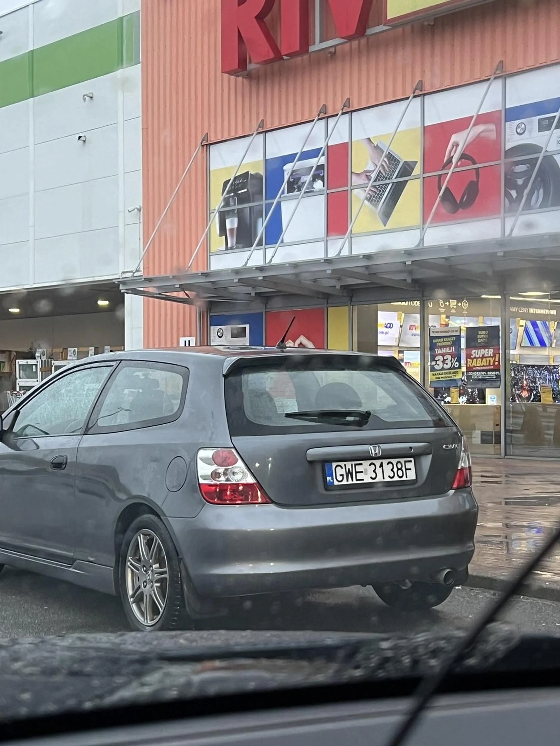 Baran staje na drodze i idzie do sklepu a po zwróceniu uwagi wyzywa od najgorszych. Sprawa trafiła na policję