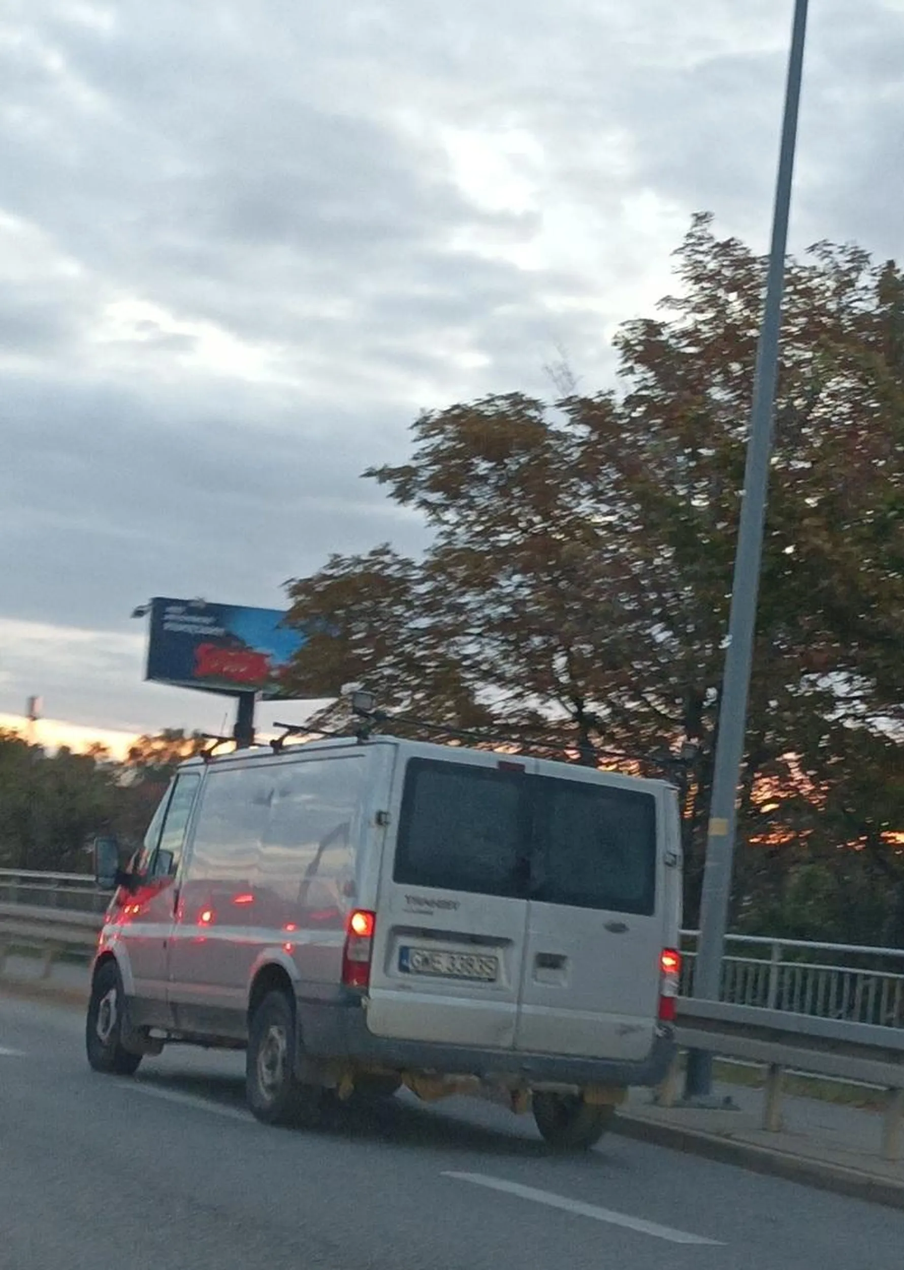 Kierowca bezczelnie zmienia pas na łuku drogi nie patrząc w lusterka. Gd to nie GWE to obowiązują przepisy ruchu drogowego i kultura jazdy, a nie chamstwo...