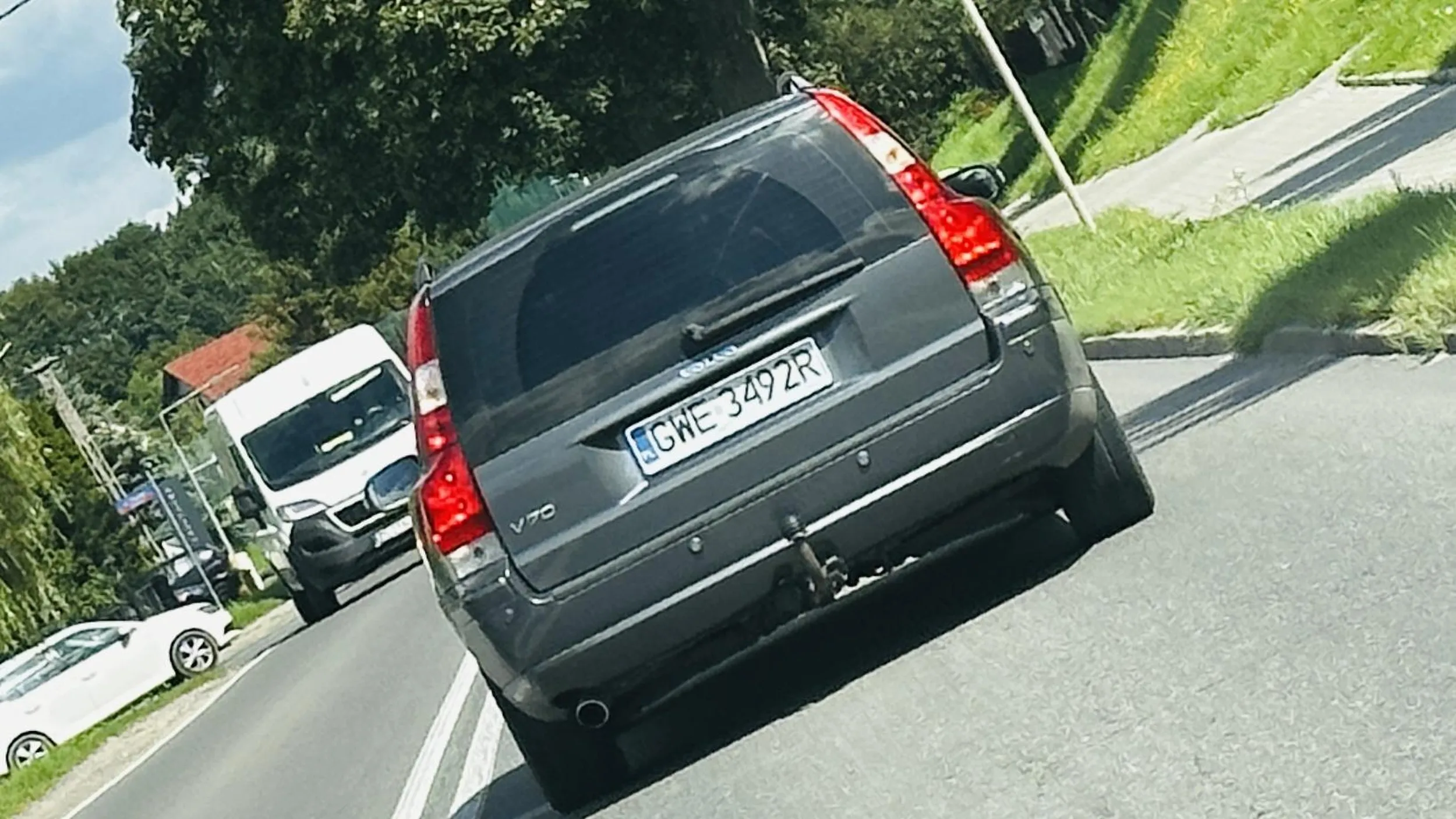 Gość ma coś z baniakiem , wlecze się jak w krowy a jak zaczynasz go wyprzedzać próbuje nie dać się wyprzedzić co stwarza duże zagrożenie . Po wyprzedzeniu siedzi na zderzaku i zaczyna potem wyprzedzać w bardzo niebezpiecznym miejscu, szok. Ewidentnie syndrom małego penisa.