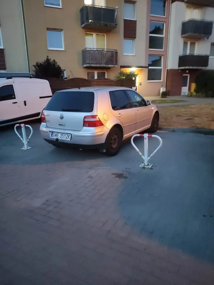 No zjeb do potęgi. Nie ma miejsca to wjadę sąsiada po miedzie OPŁACONE miejsca. Gratulacja półgłówku.