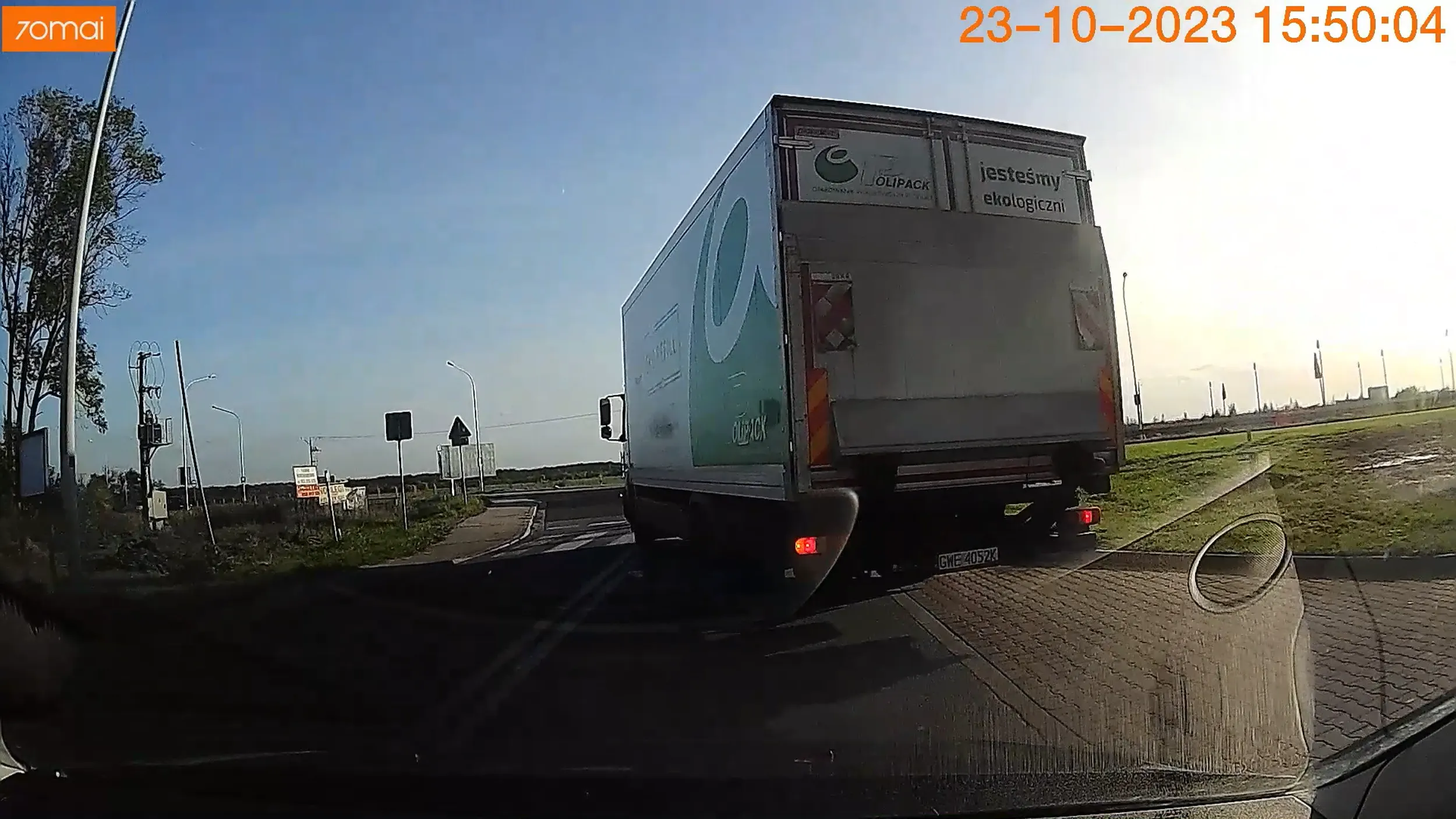 Kierowca świadomie wymusza pierwszeństwo, więc niestety należy Pana nazwać chamem. Nie pozdrawiam i obyś miał potężne hamowanie, jak Ci ktoś zajedzie.