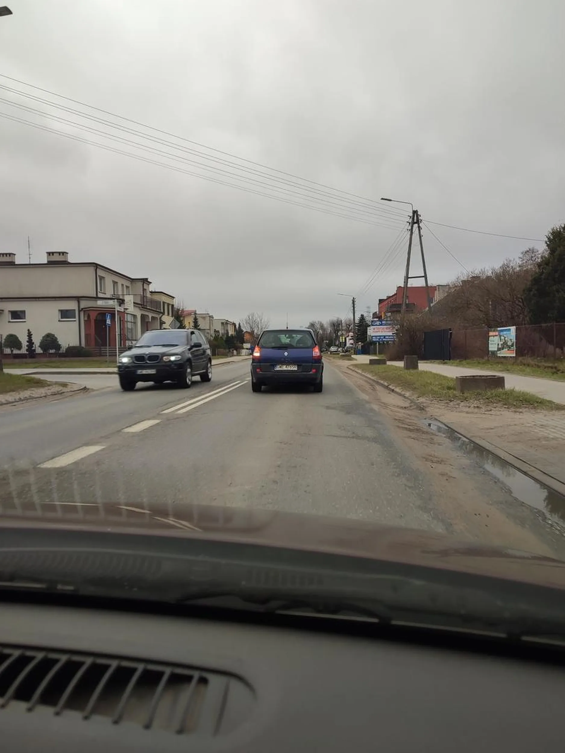 Imbecyl wjechał pod nasze auto z drogi podporządkowanej.   Zarazem nie zachowując bezpiecznego odstępu siedząc na dupie auta poprzedzającego.