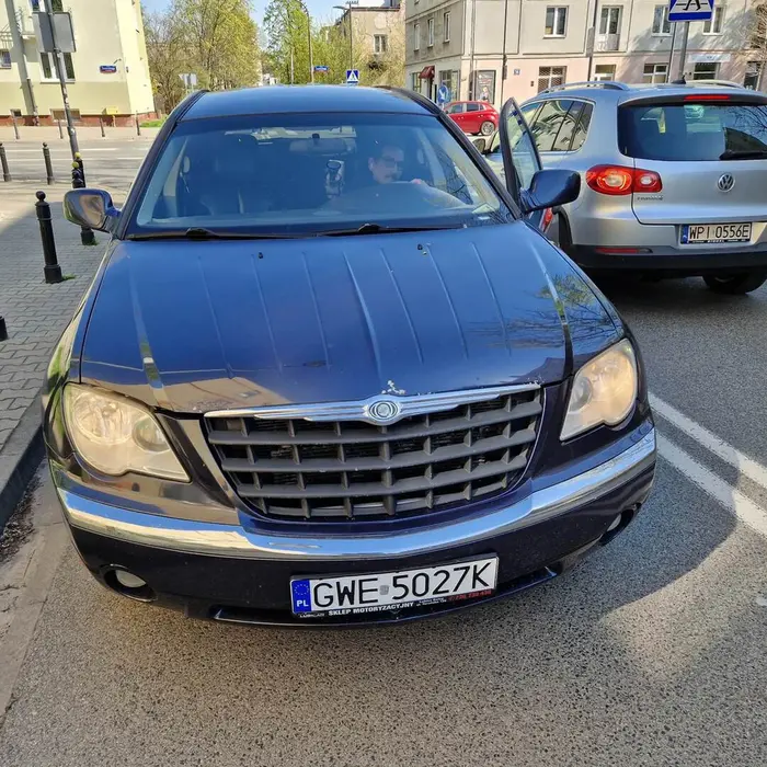 Chłopie ogarnij się! To że się zatrzymałeś przed przejściem nie znaczy, że możesz wjeżdżać w ludzi. Zatrzymujesz sie po to, żeby sie rozejrzeć. Wyjmij peta z ryja, będzie łatwiej!