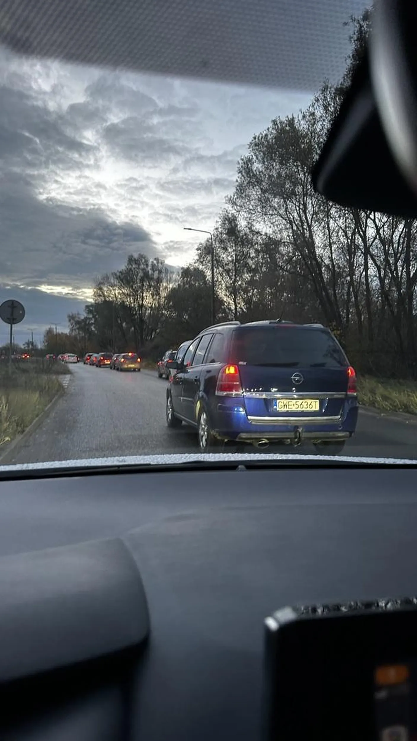 Jazda dwoma niewyznaczonymi pasami dla pana to czarna magia. Jak zmieniłem pas na prawy to w strachu mocno przyspieszył i uciekł z lewego pasa.