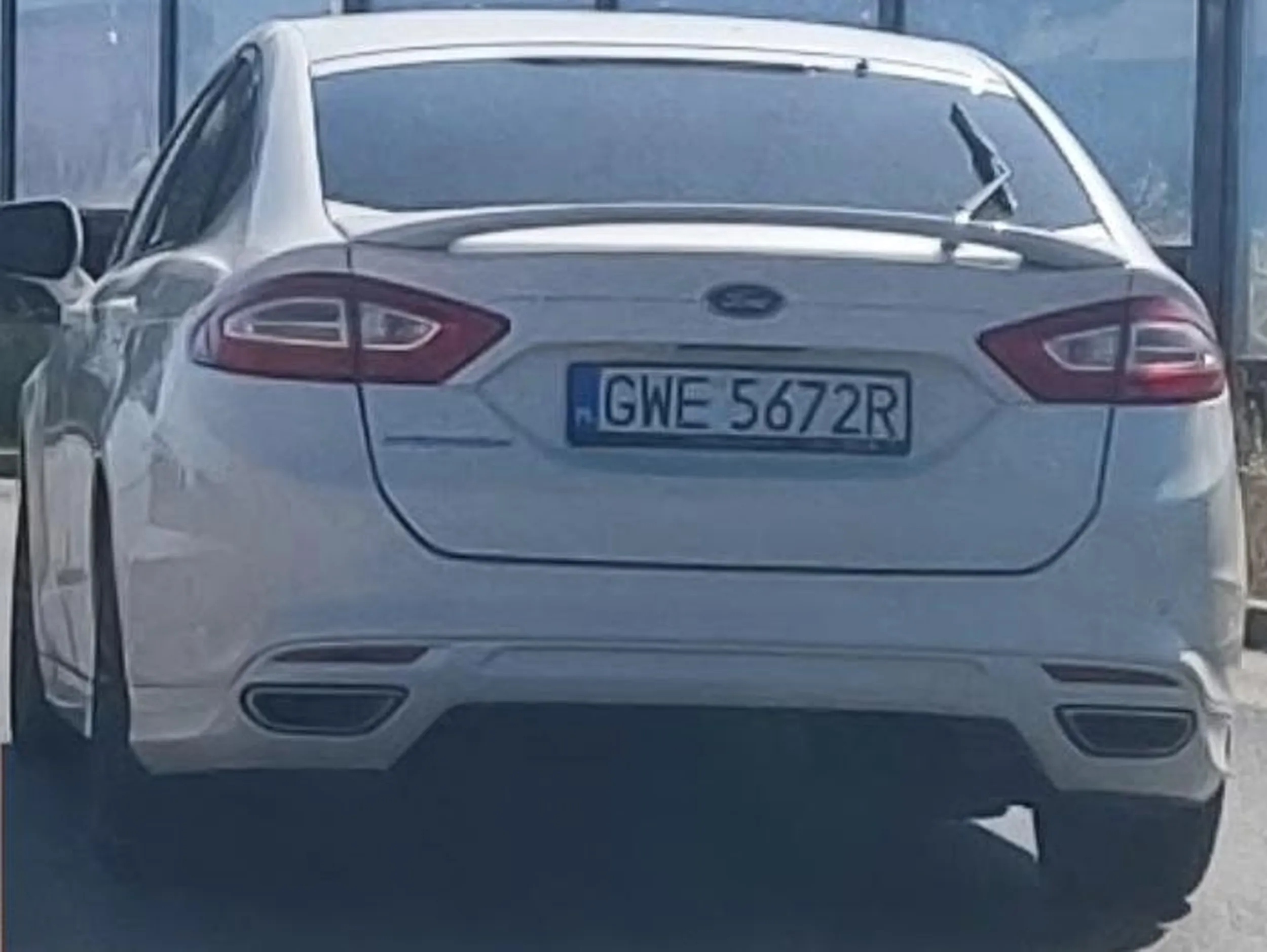 Chłop blokuje lewy pas, wyprzedzającą go prawym, bawi się tam chyba dziurą w D***E wisienką na torcie była akcja jak że skrajego lewo wpier*** się na skrajny prawy zjazd zajeżdżając drogę tym którym "nie umyślnie" blokował bo wyglądał na na niezbyt inteligentną kule