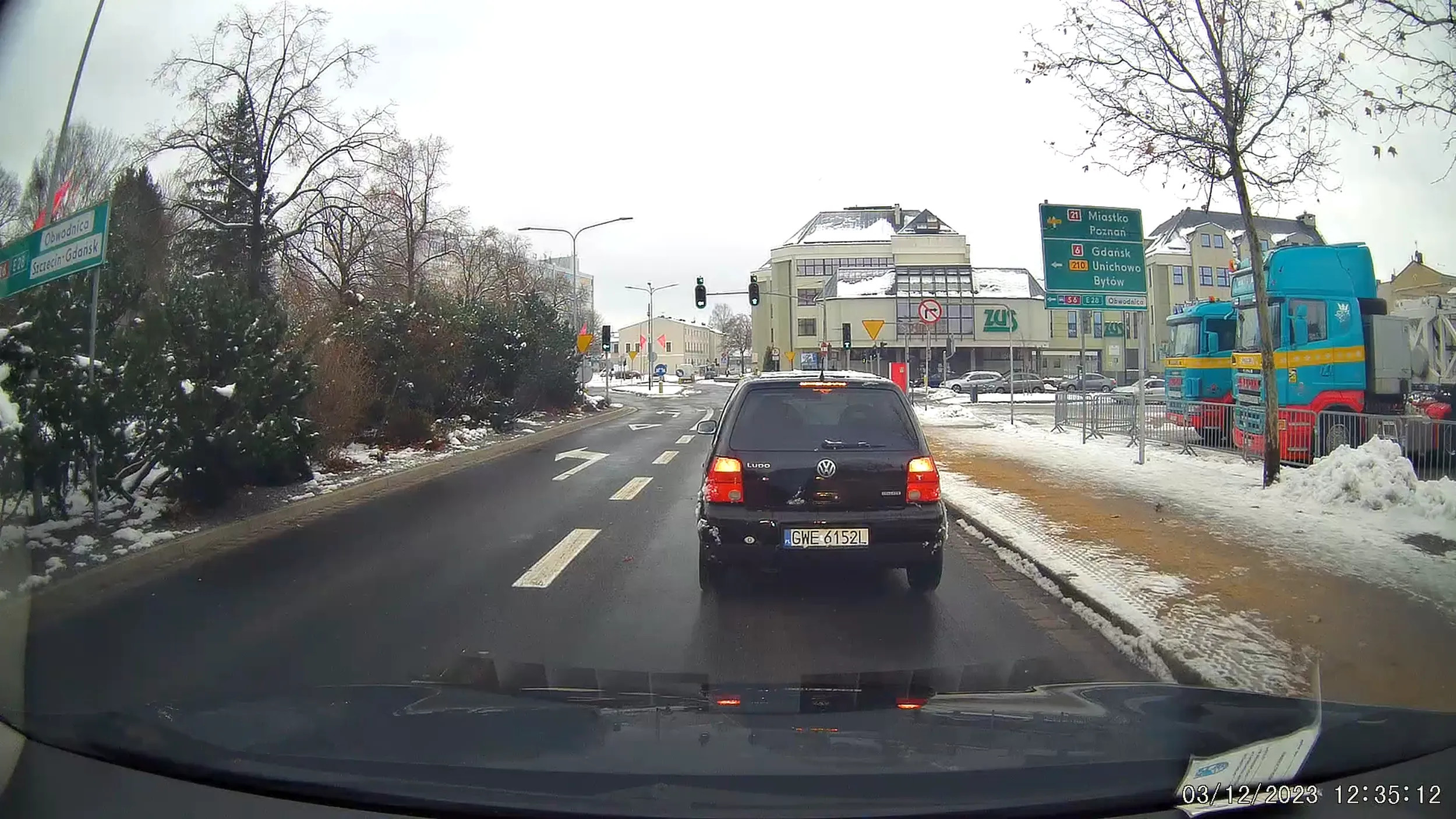 Tamuje ruch na zielonych światłach powodując że samochody jadące za nim dostają czerwone światło i muszą czekać na zielone. Prawdopodobnie robi to celowo.