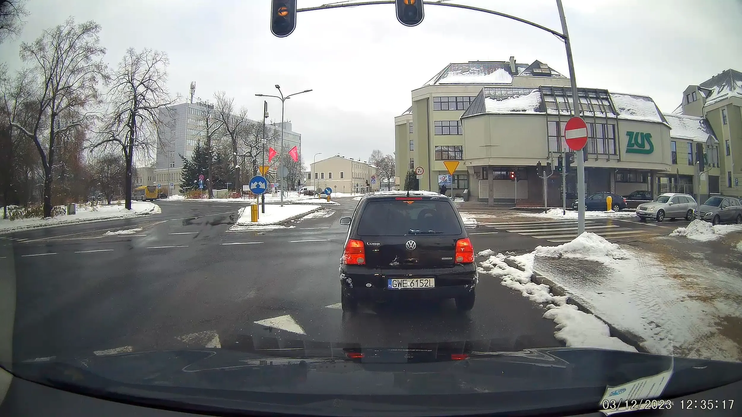 Tamuje ruch na zielonych światłach powodując że samochody jadące za nim dostają czerwone światło i muszą czekać na zielone. Prawdopodobnie robi to celowo.