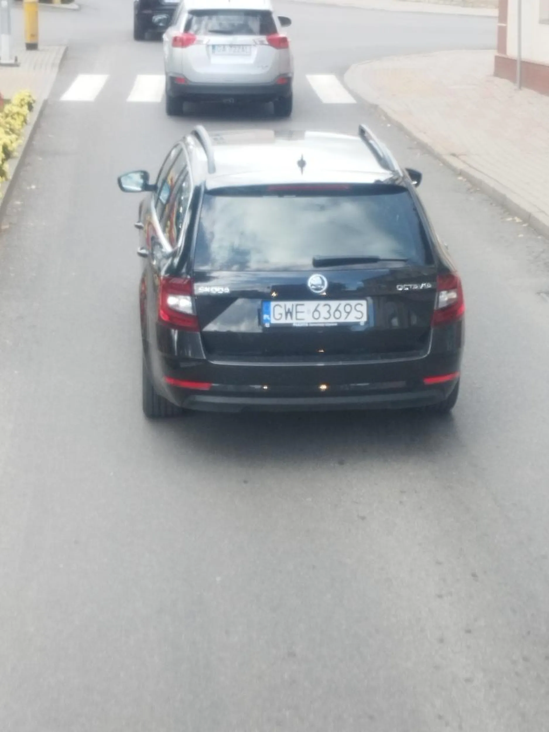 Zero kultury na drodze! Zwykły cham i prostak wymusza pierwszeństwo!