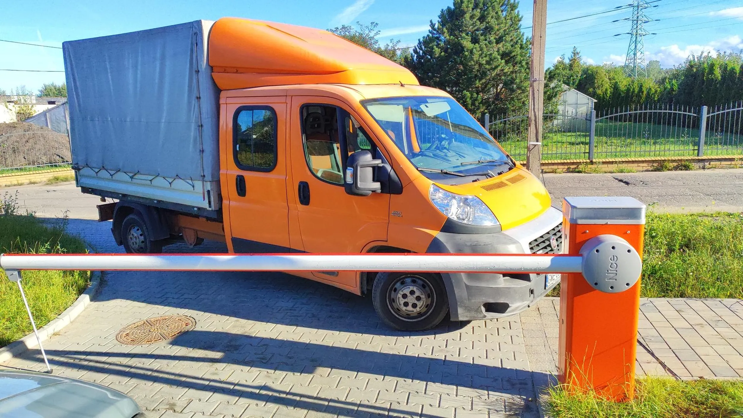 Blokuje wyjazd z osiedla