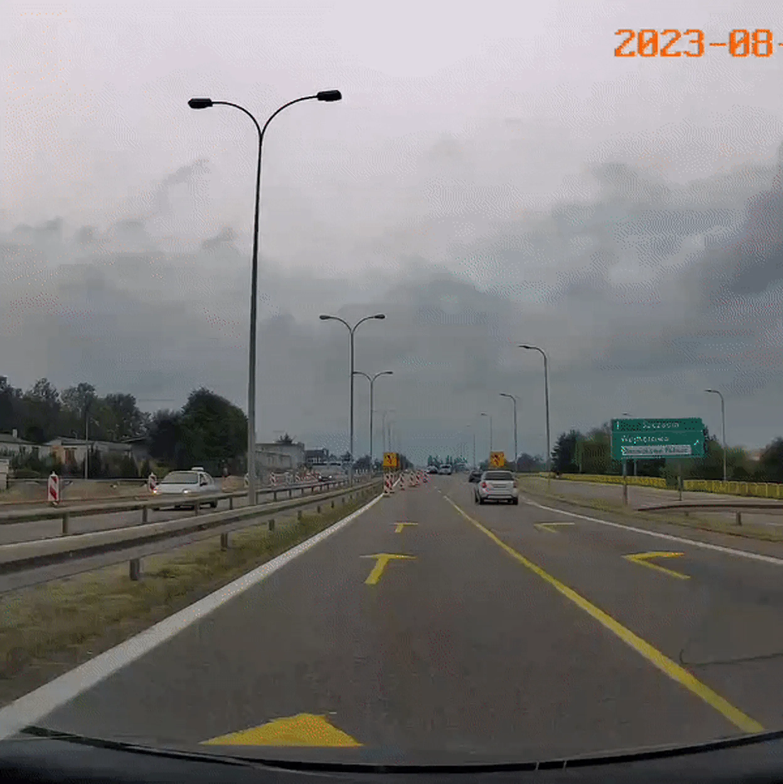 Nie ogarnia podstaw ruchu drogowego. Żółte linie to już za dużo