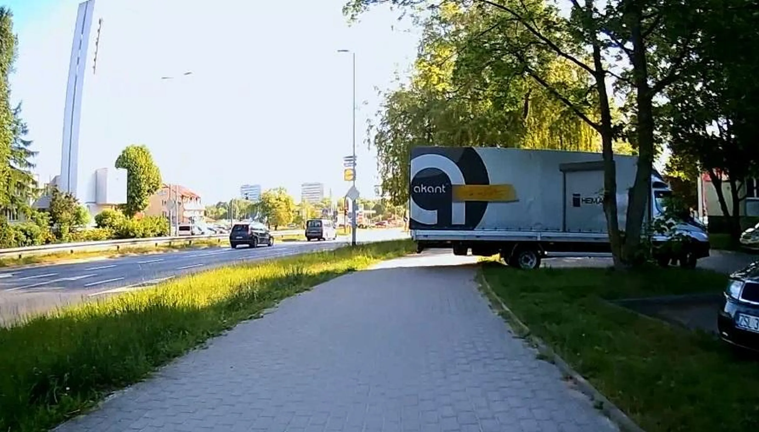 Szanowny kierowco tak zaparkować aby zająć 3/4 chodnika nie wjeżdżając na niego to niezła sztuka.... //tablica-rejestracyjna.pl/images/photos/20231030161459.jpg