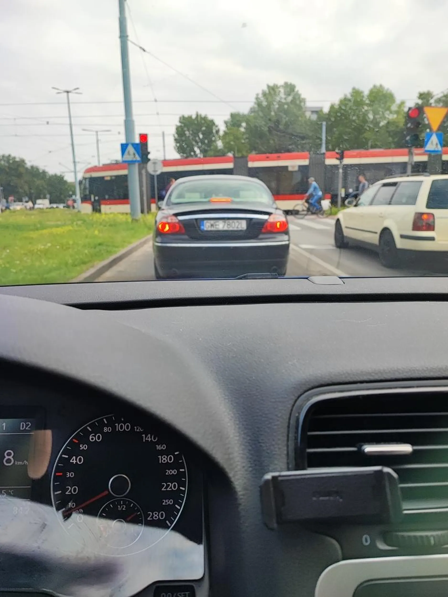 Pajac pcha sie pod maske blokujac mnie i osoby z boku. Oczywiscie nie przeprosi. Szofer z wejherowa