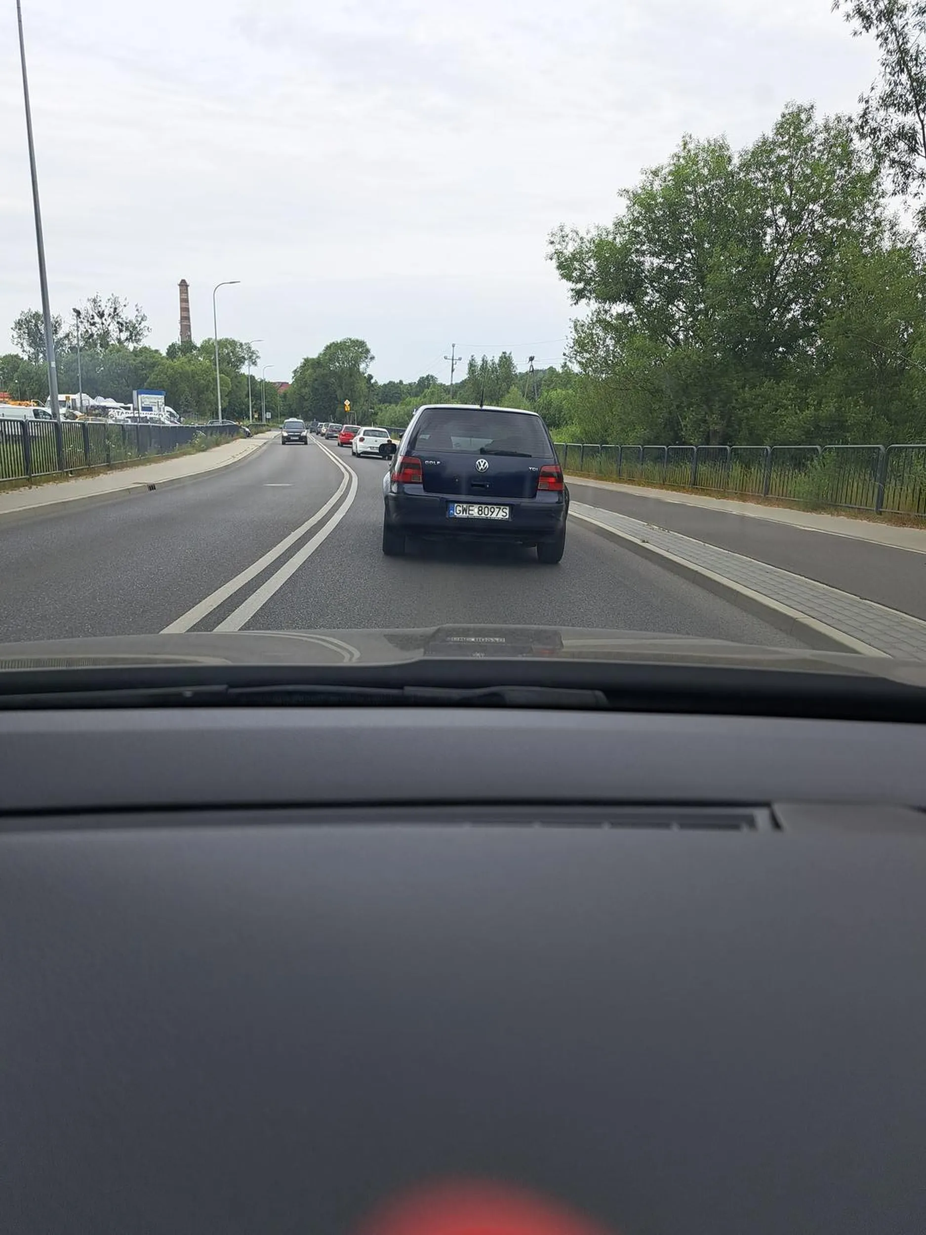 Wariatka która wyprzedza i zajeżdża drogę.. takiej powinni zabrać prawojazdy . Gdyby nie mój refleks i fakt że zjechałam na pobocze to by we mnie uderzyla