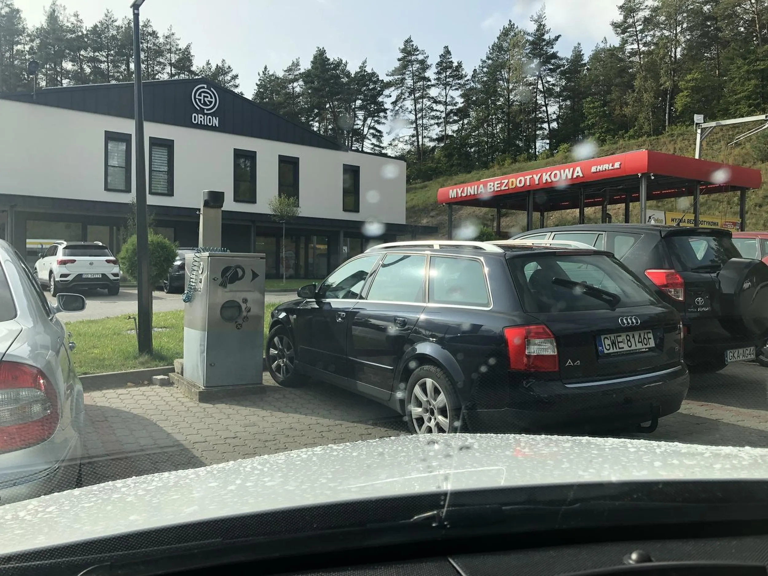 Skutecznie zablokował kompresor (choć z drugiej strony wolny parking) i zadowolony z siebie obserwował sytuacje z pobliskiego lokalu ?