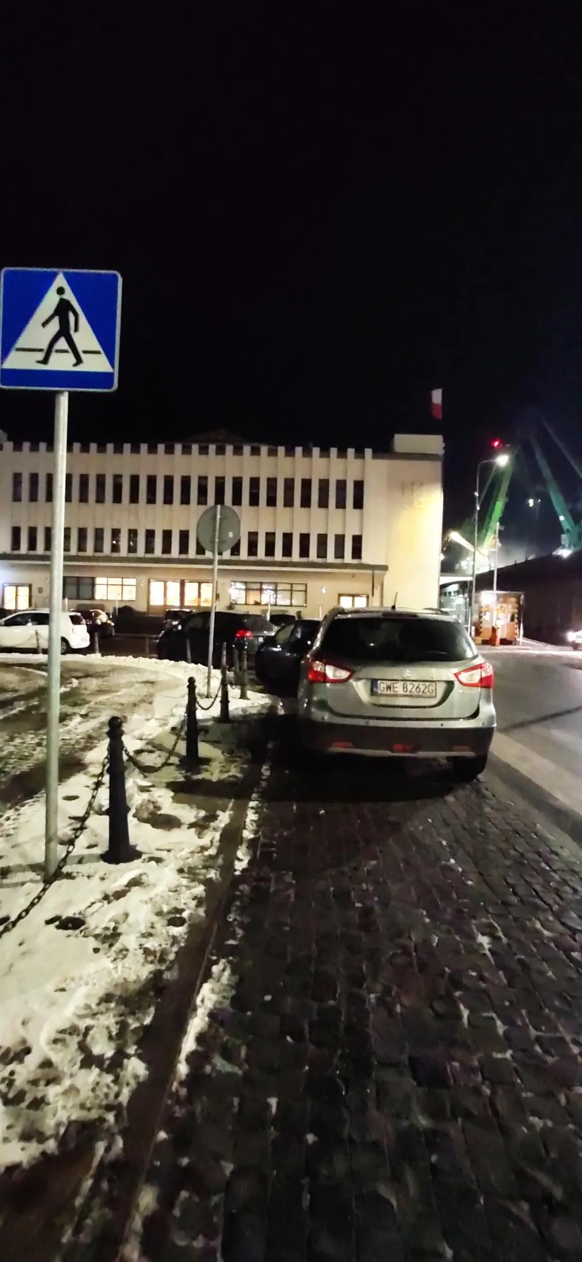 GWE rejestracja zobowiazuje. Parkujesz na przejściu dla pieszych. Naucz się parkować, prawko było w chipsach?