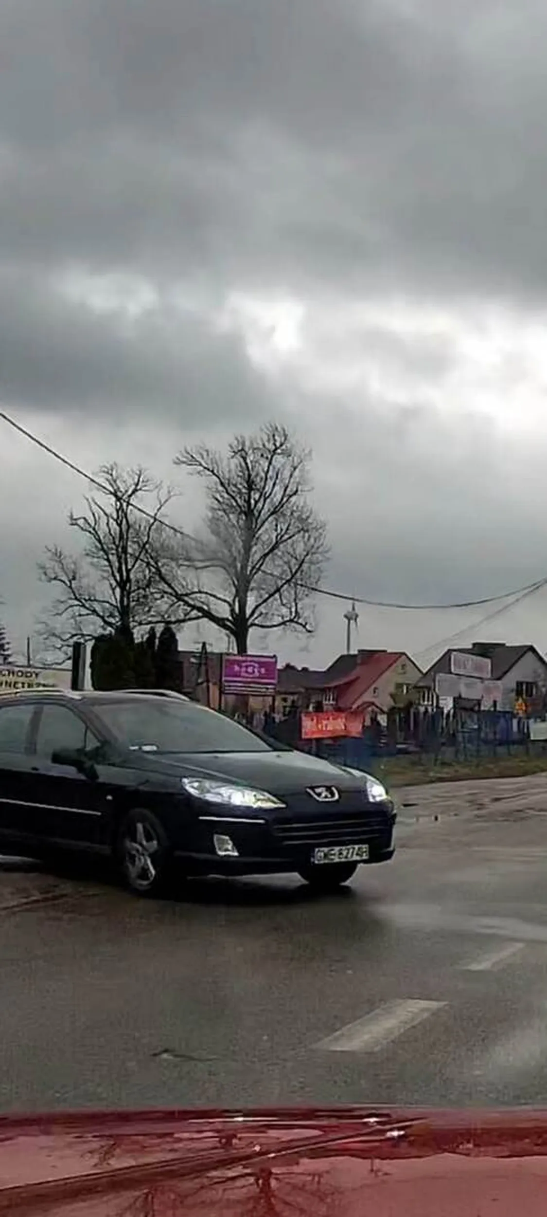 Nie zna zasady włączania się do ruchu, gdybym nie odbił mielibyśmy czołówkę ;)