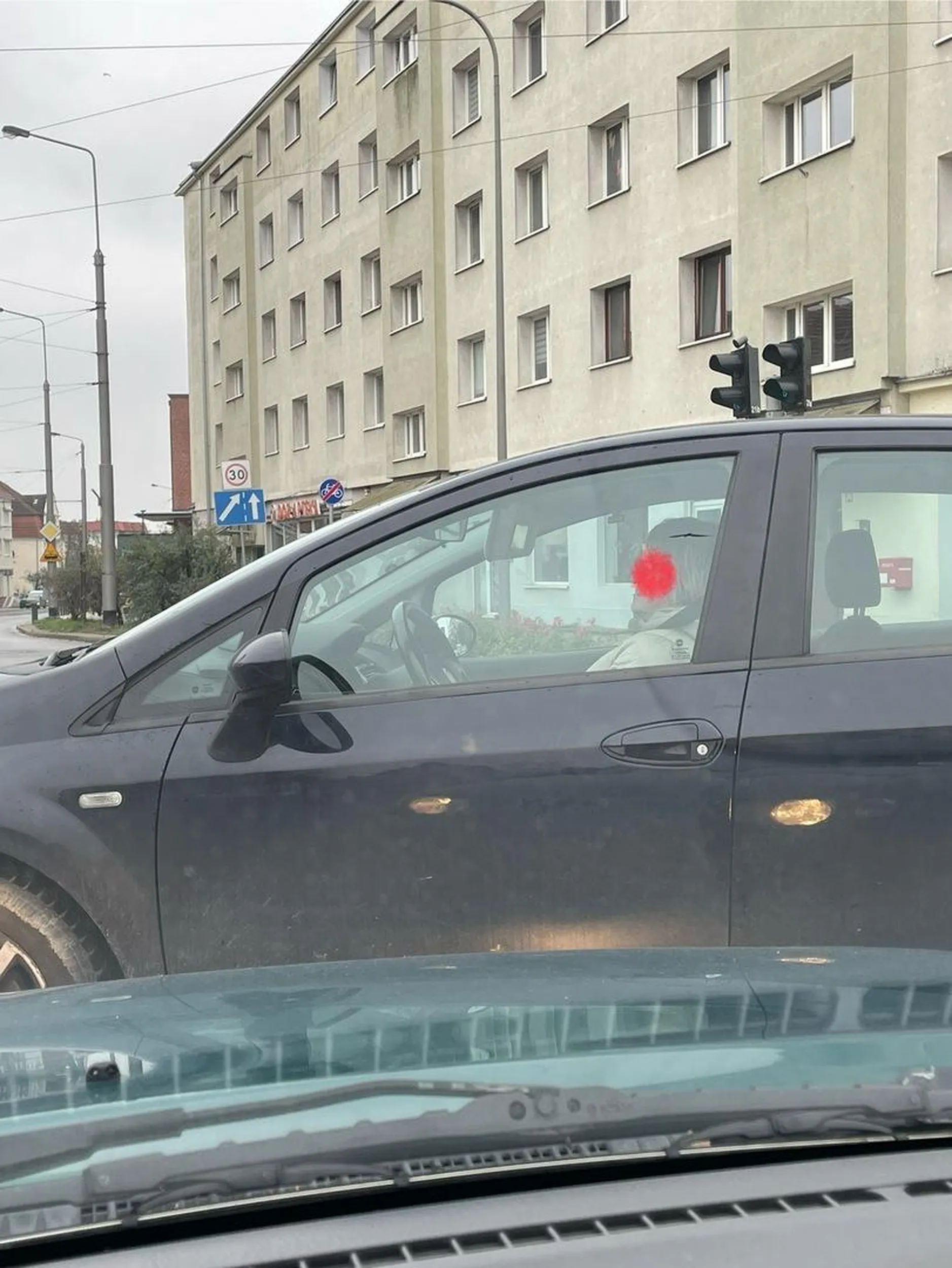 Kobieta przejechała na czerwonym myśląc, że przejedzie dalej blokując cały przejazd na rondzie Komorowskiego w Gdańsku. Nawet po strąbieniu nie była w stanie spojrzeć w oczy a tym bardziej pomyśleć aby wycofać przed skrzyżowanie (gdzie było miejsce bo samochód za nią tak uczynił). Proszę nie być tak samolubnym i pomyśleć o innych na drogach!