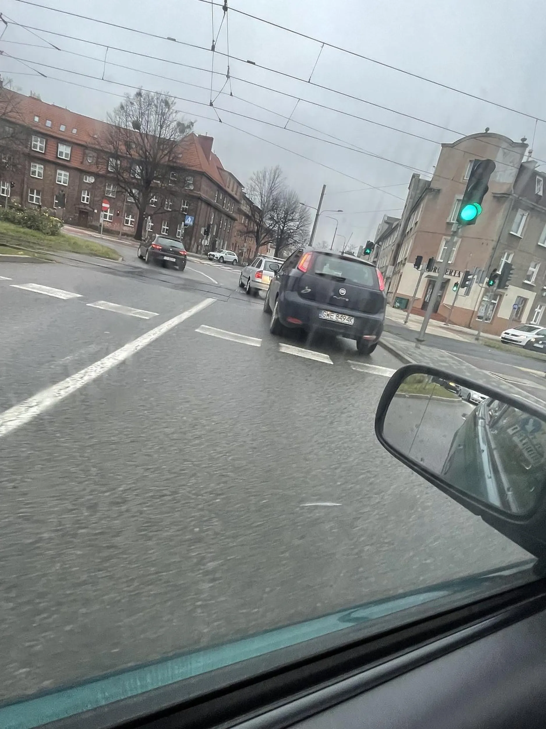 Kobieta przejechała na czerwonym myśląc, że przejedzie dalej blokując cały przejazd na rondzie Komorowskiego w Gdańsku. Nawet po strąbieniu nie była w stanie spojrzeć w oczy a tym bardziej pomyśleć aby wycofać przed skrzyżowanie (gdzie było miejsce bo samochód za nią tak uczynił). Proszę nie być tak samolubnym i pomyśleć o innych na drogach!