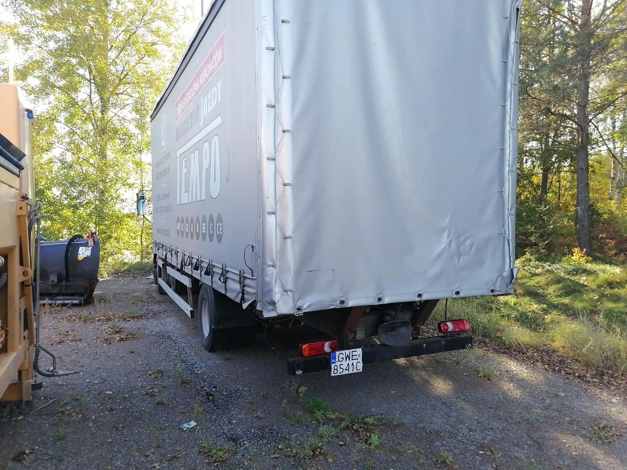 Nie zgubił ktoś? Stoi na parkingu w jednym z miasteczek w środkowej Szwecji.