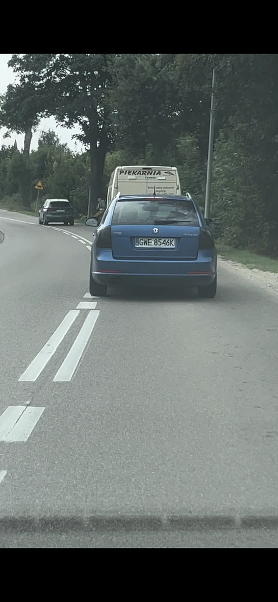 Chłop wyprzedza na zakręcie i wali na czołowe, musiałem zwalniać ja i kierowca z naprzeciwka żeby księcia wpuścić. Obyś się następnym razem rozbił, nie wiem kto ci prawo jazdy dał