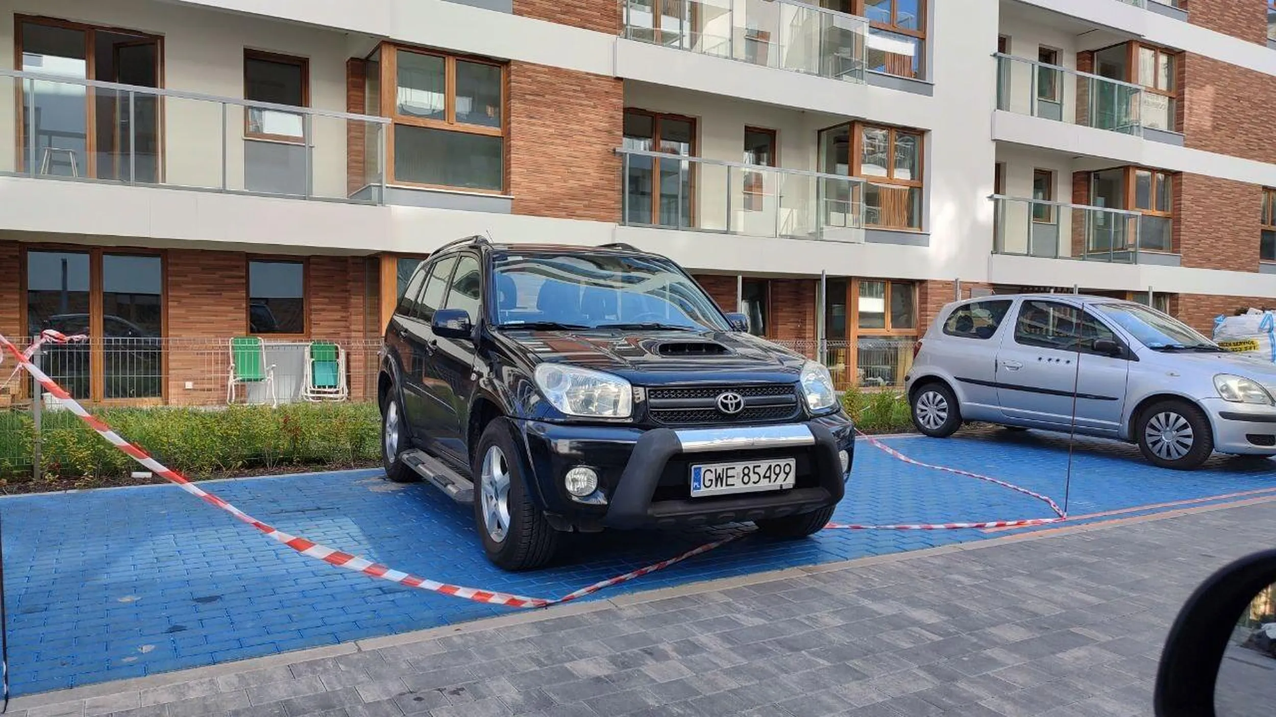 Trzeba naprawdę mieć innych bardzo mocno w poważaniu, jeżeli wjeżdża się na już ogrodzoną przestrzeń przygotowaną do malowania znaków poziomych.