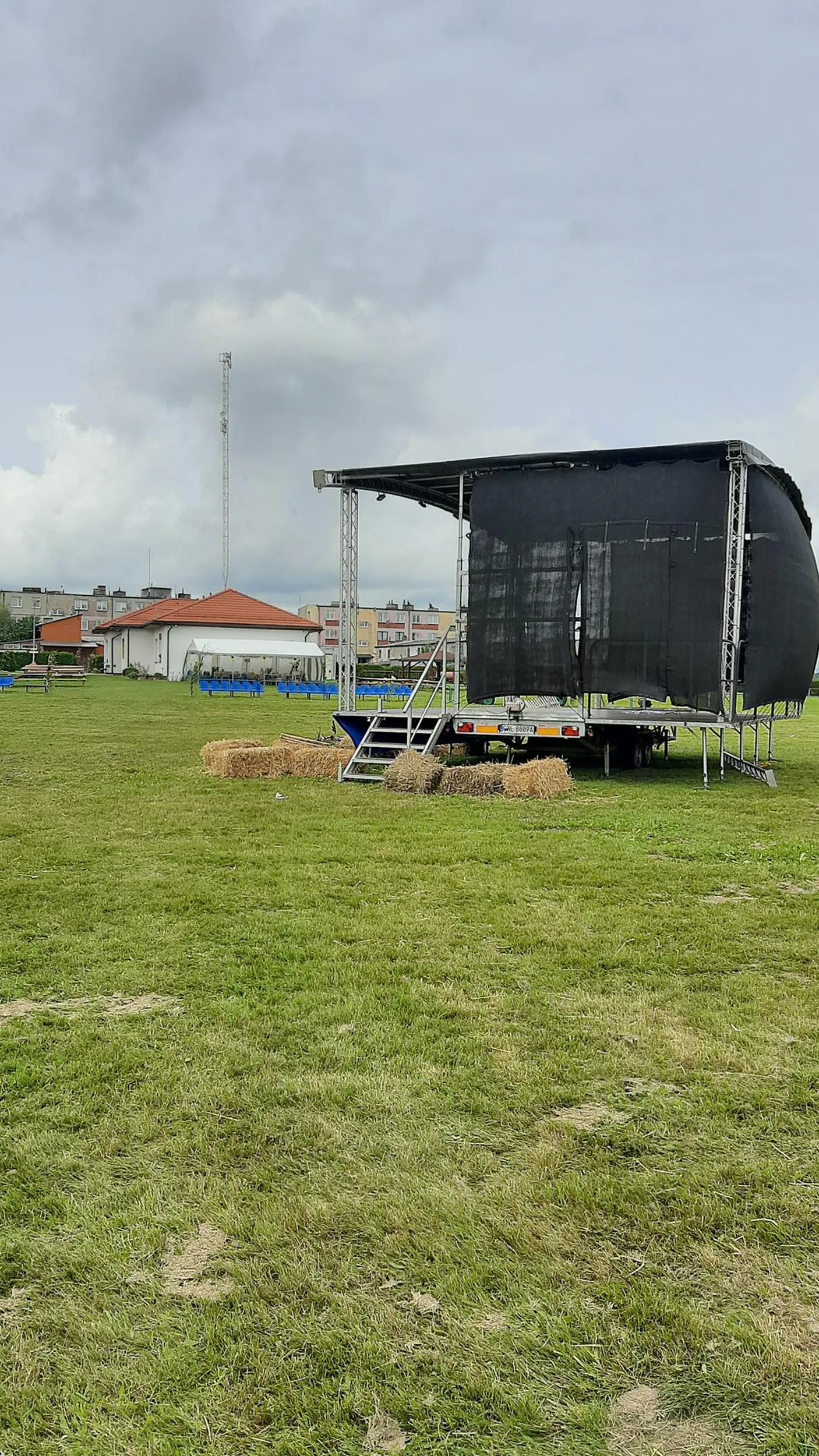 Stoi na środku boiska i nie fajnie tak Ok?