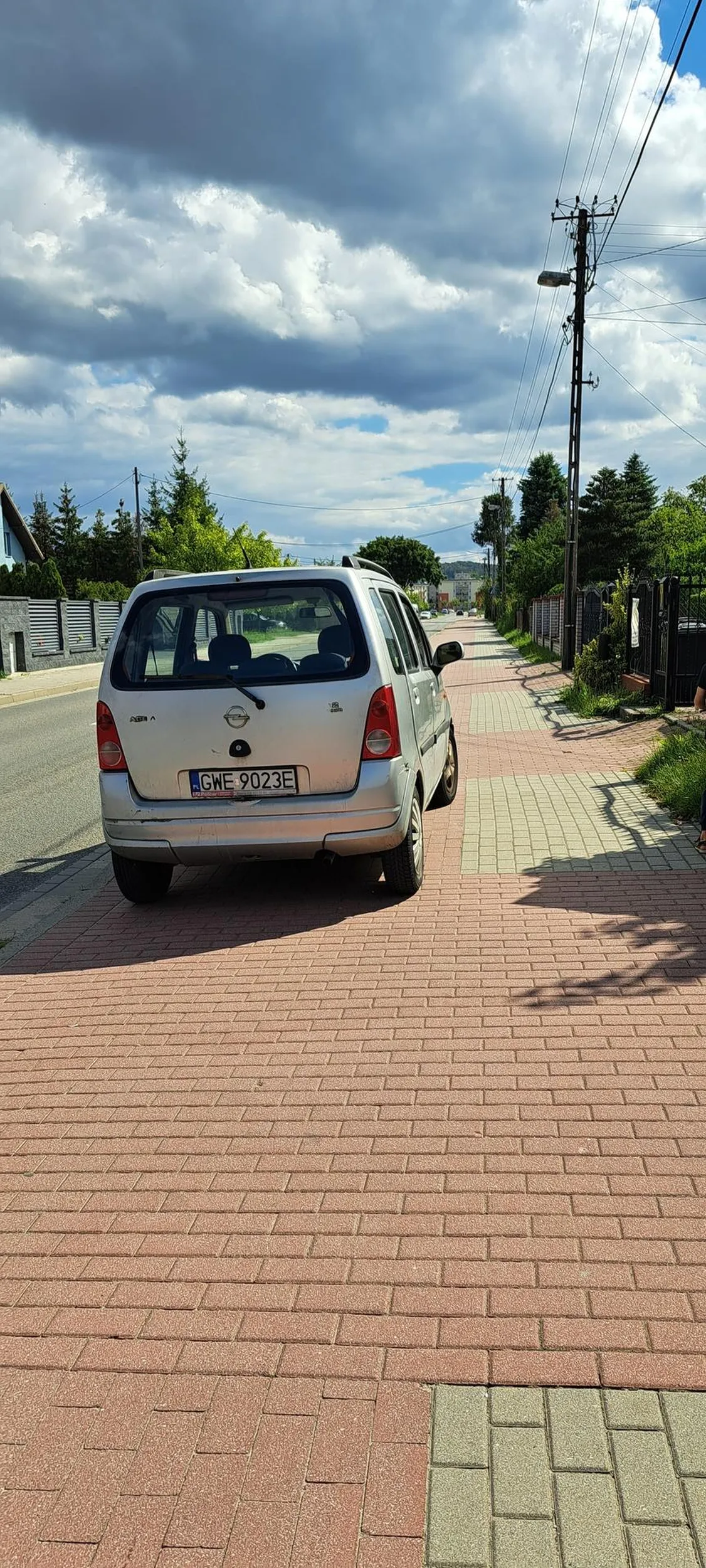 Parkuje zajmując całą ścieżkę dla rowerzystów