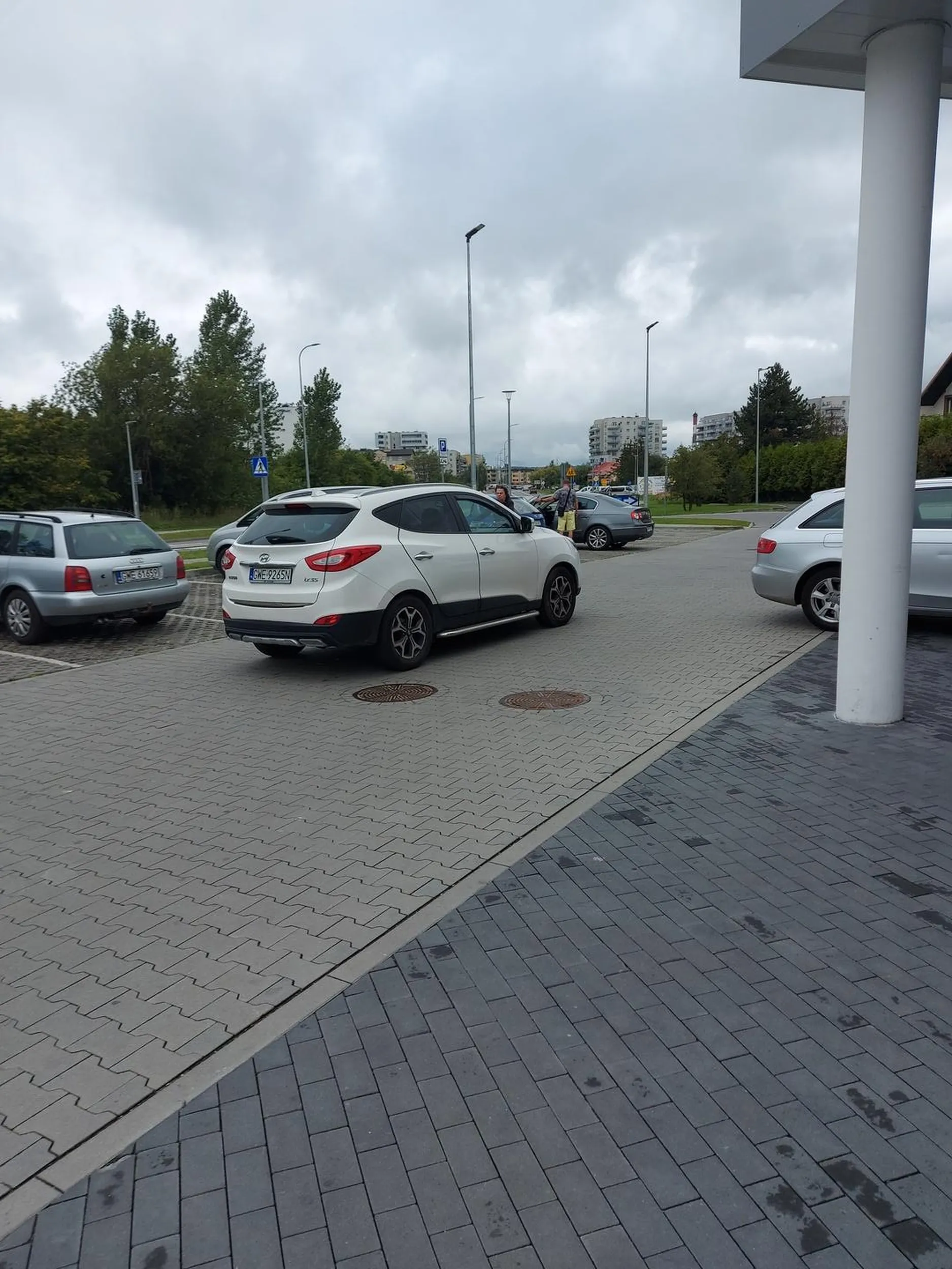 Agresywny stary czub grożący gazem za złe parkowanie według jego