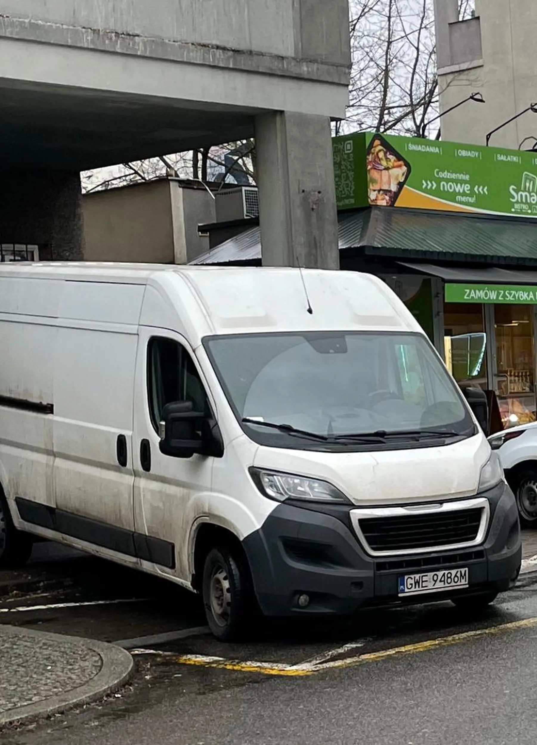 Ścierwo z GWE mordę drze w centrum Gdyni !! Zablokował wjazd ..pajac  jeden ..jednak GWE to naprawdę stan umysłu !! Prawo jazdy w chipsach znalazł