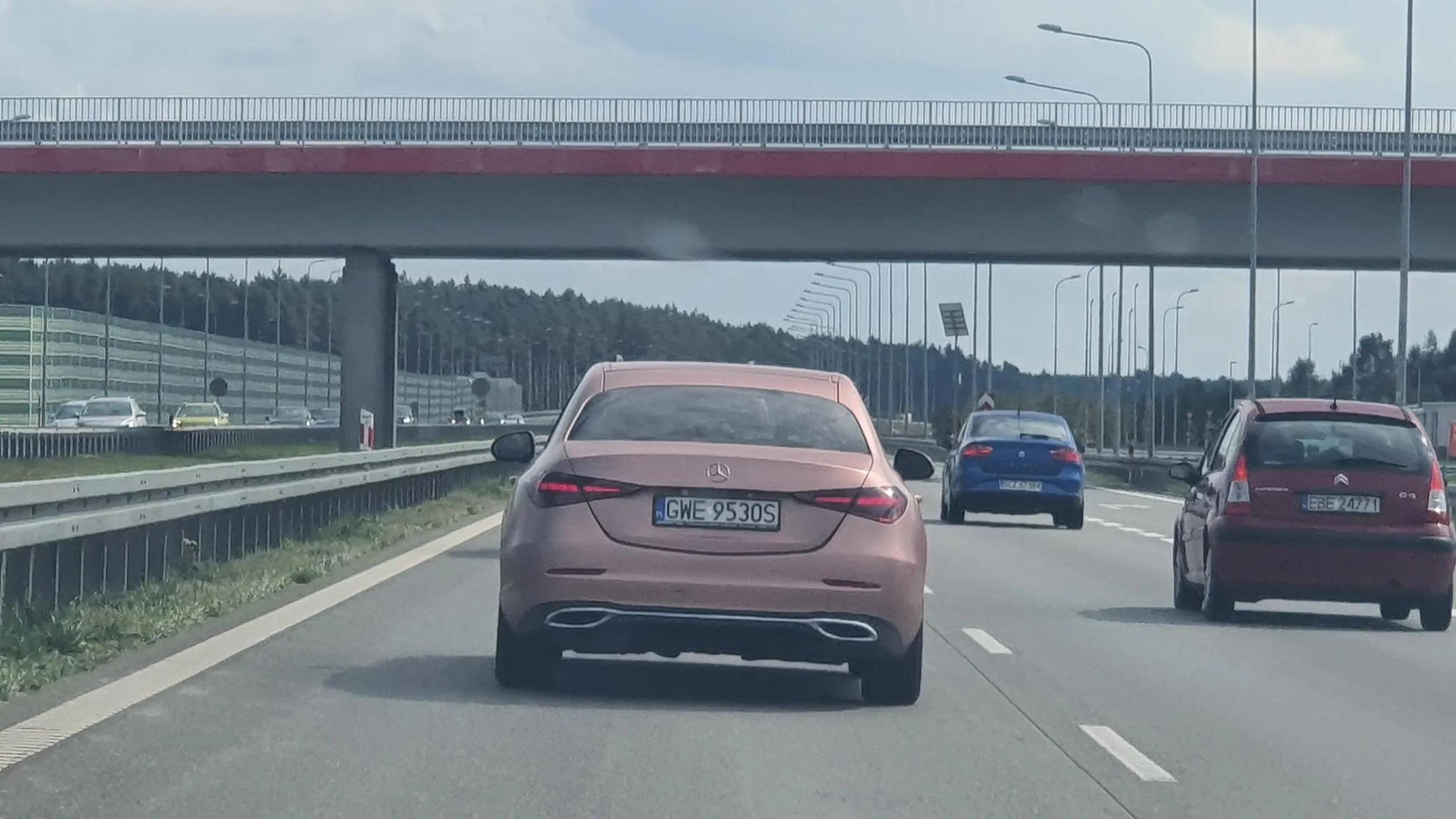 Typ wjezdza na pas  na a1 i hamuje Chce on odszkodowania nie normalny