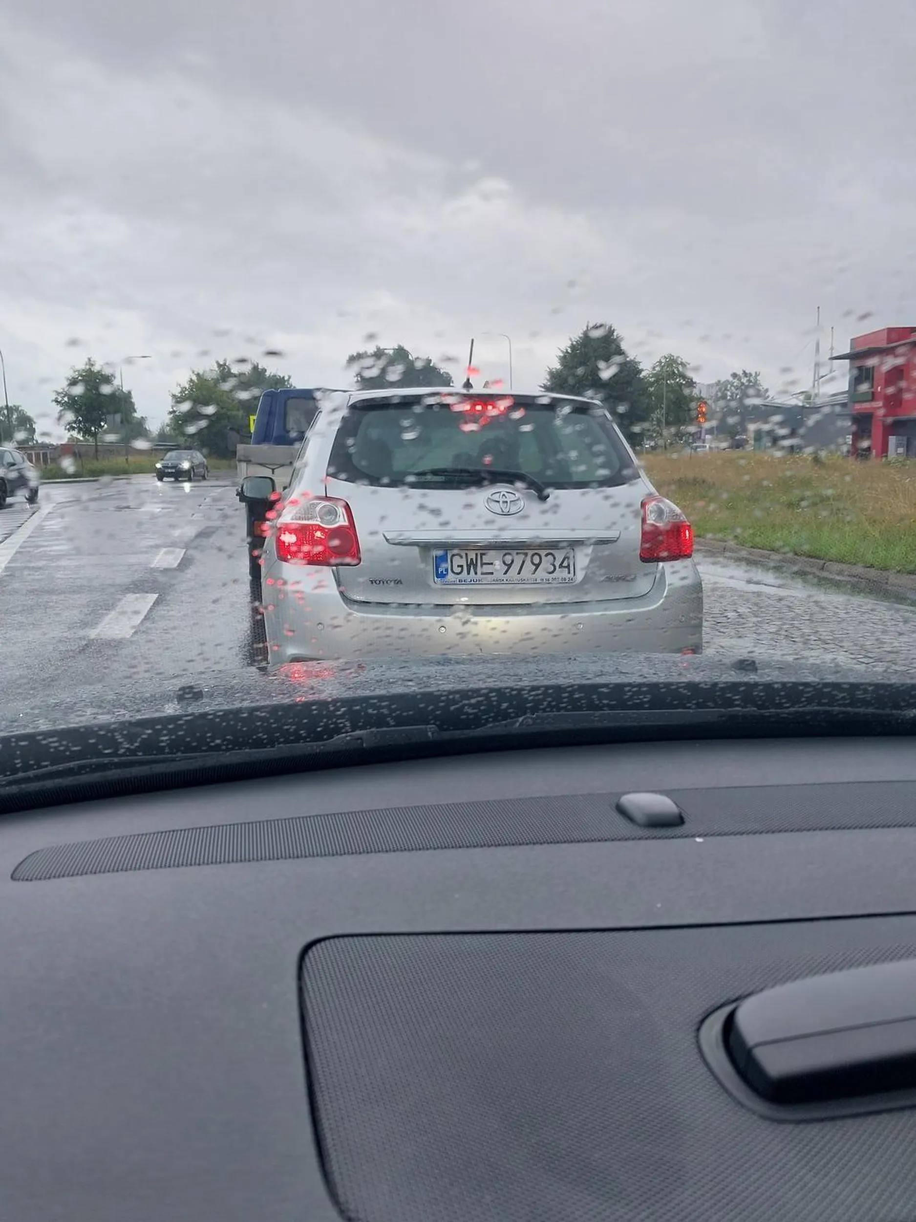 Uwaga na kierowcę, starsza pani około 80 lat. Zatrzymałem się za nią na skrzyżowaniu, zgasł jej samochód i podczas odpalania stoczyła się na mnie i delikatnie uszkodziła zderzak. Pani nawet się nie zorientowała i odjechała. Pojechałem za nią aby to wyjaśnić ale nic nie docierało. Pani twierdziła że nie poczuwa się do odpowiedzialności bo nic nie czuła. Nawet nie zwróciła uwagi, że stoczyła się samochodem kilka metrów do tyłu. Niestety nie mam wideorejestratora. Sprawę odpuściłem.