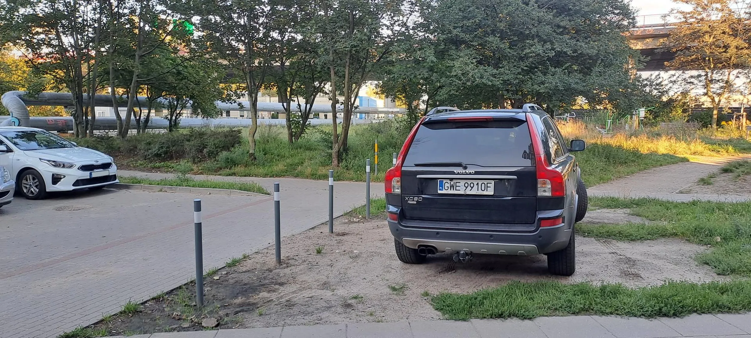 Niektórym nie przeszkodzą ani przepisy, ani normy kulturowe, ani specjalne słupki.