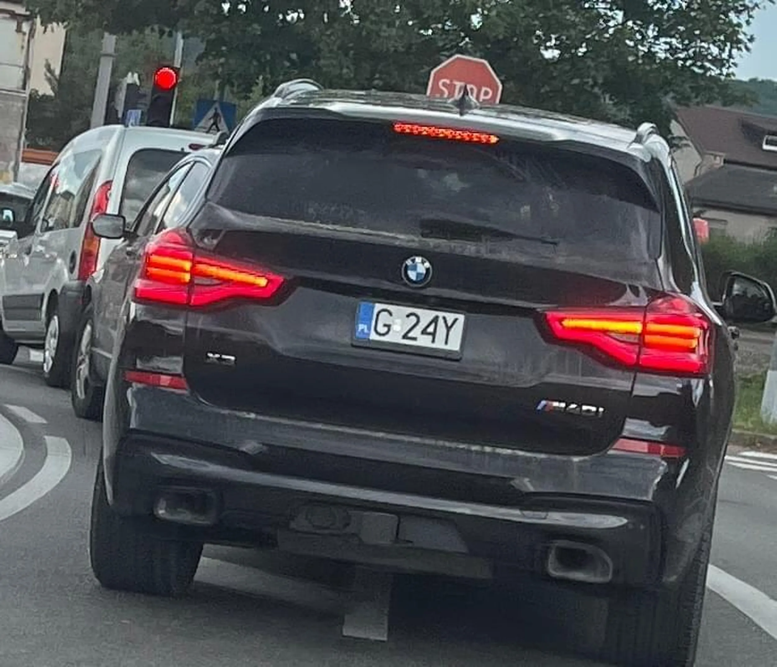 Gość nakłamał w urzędzie, żeby dostać krótką tablicę rejestracyjną, mimo że ma miejsce na normalną. Samolub, dla kogoś kto rzeczywiście nie ma miejsca nie starczy tablic. W dodatku rejestracja mówi że GAY więc o tyle się zgadza.