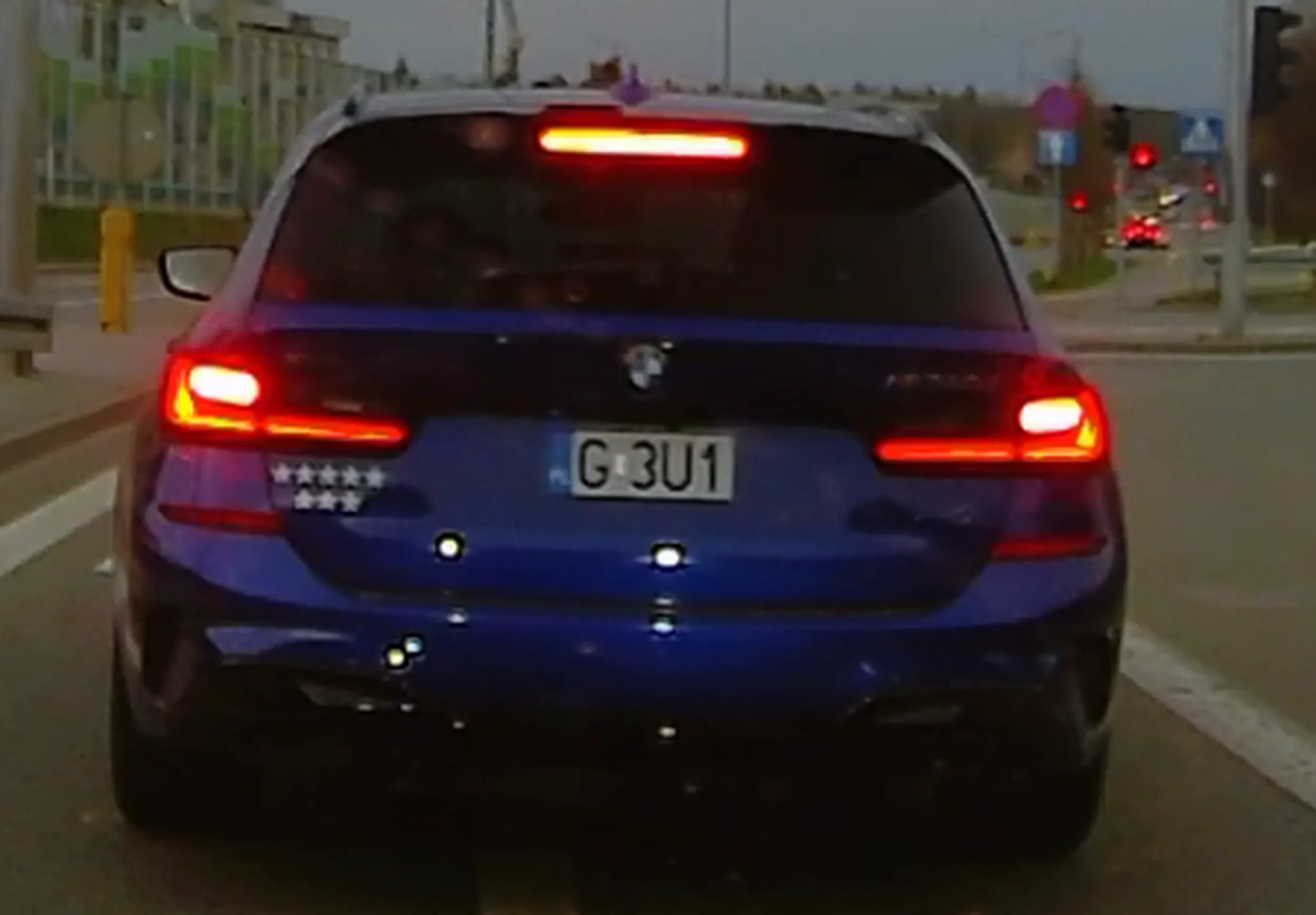 No i gdzie są te przeglądy weryfikujące czy samochód jest wersją która uniemożliwia montaż normalnej tablicy. Dalej to martwy przepis, a Policja ignoruje takie przypadki. Żeby to jeszcze lepiej wyglądało...