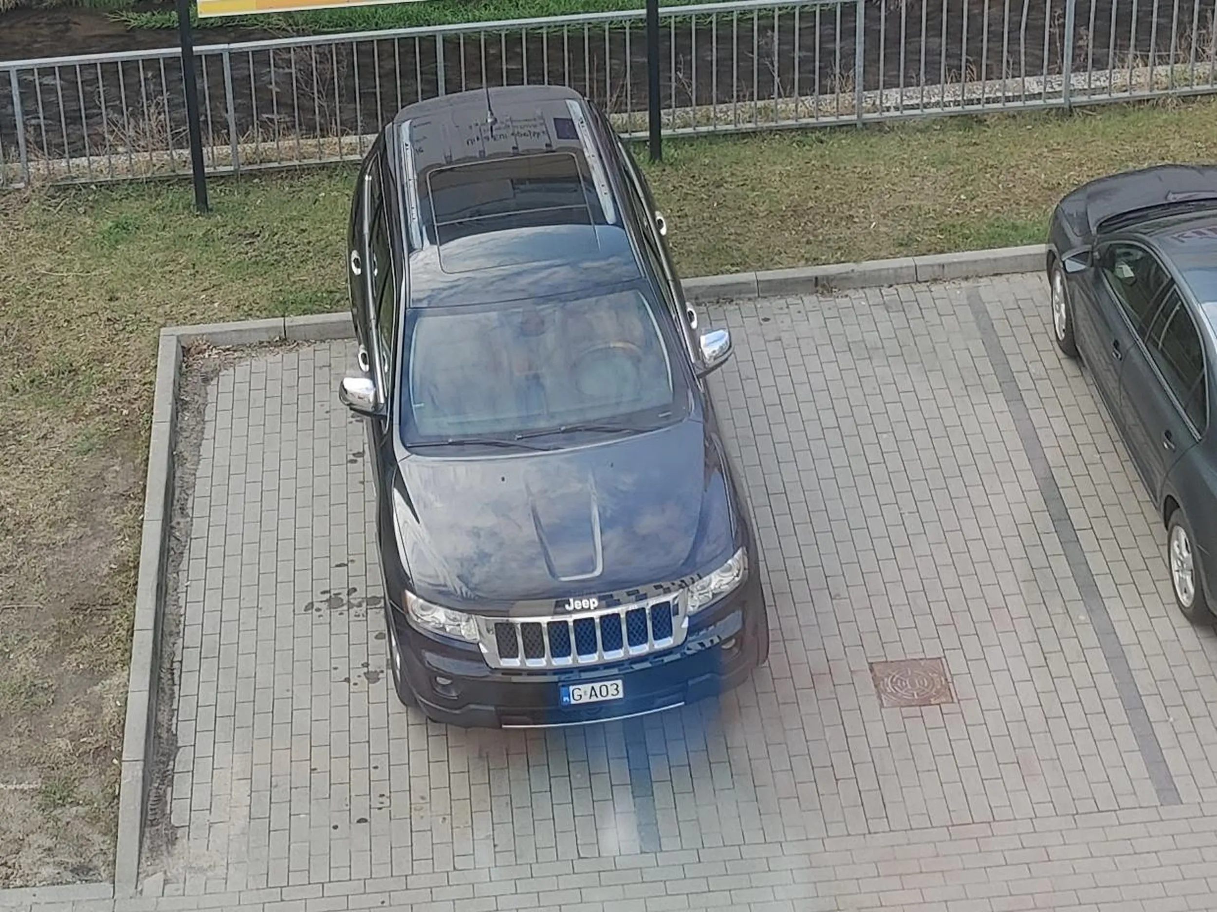 Zaparkował na dwóch miejscach.... Kup sobie mniejszy samochód jeżeli masz problem z zaparkowaniem